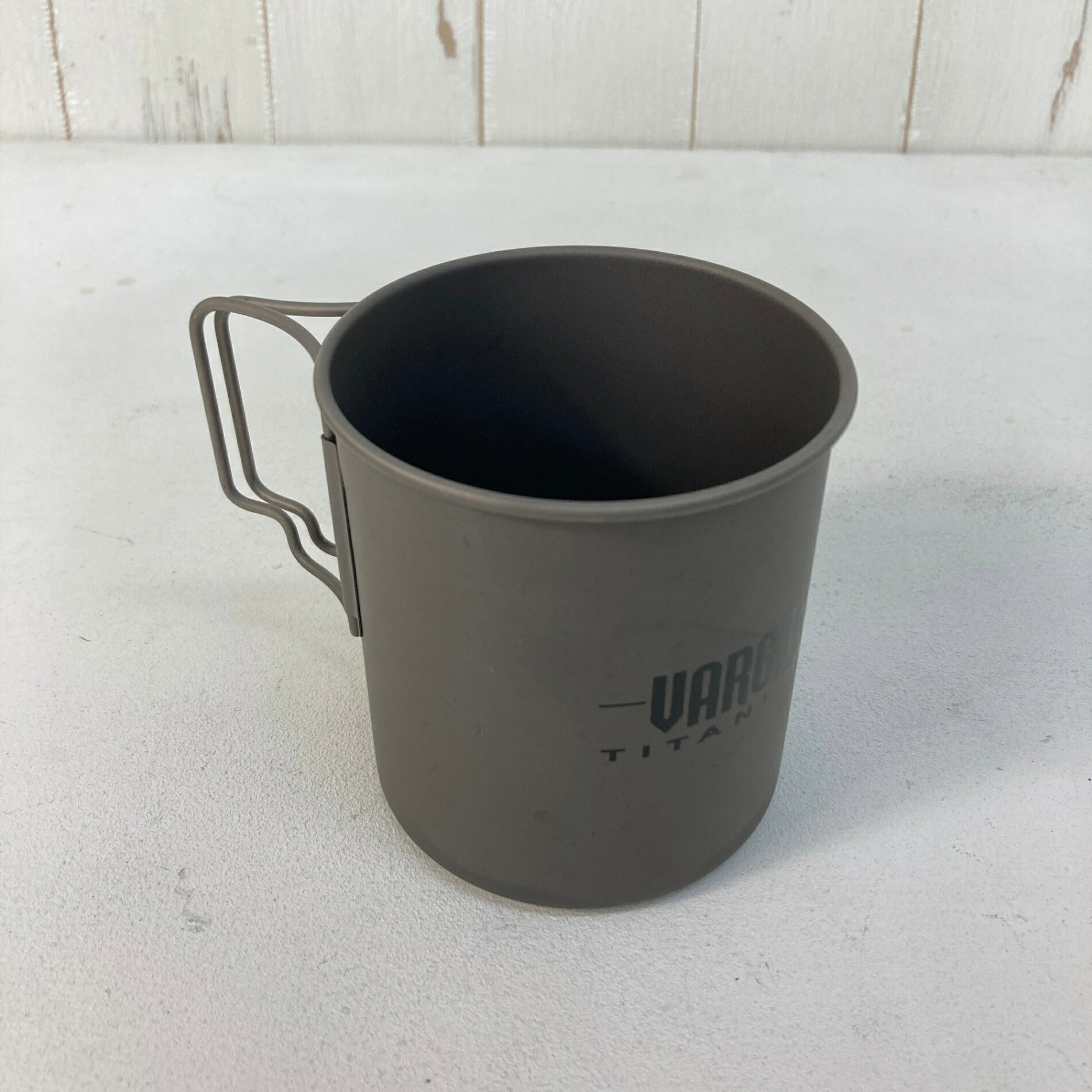 【OneSize】【 OneSize グレー系】Vargo ( ヴァーゴ ) チタニウム トラベルマグ 450 Titanium 450 Travel Mug シングルウォール フォールディングハンドル チタン クックウェア クッカー コッフェル z00060814 グレー系 クックウェア クッカー コッフェル ・セカンドギア在庫コード: ITWBHDKGOJCG（お問い合わせの際はこちらをお伝え下さい） ・メーカー: Vargo ( ヴァーゴ ) ・型番: T-406 ■生産情報 ・生産国: 中国 ( China ) ■素材情報 ・機能: シングルウォール / 折りたたみハンドル / 直火調理対応 ■サイズ情報 ・代表サイズ: OneSize ■カラー ・カラー系統: グレー系 ■コンディション ・グレード: 中古S ※グレーディング目安　 ├ 新品：当店オリジナル製品 ├ 未使用：新古品 ├ 中古S：新品同様 ├ 中古A：美中古 ├ 中古B：良い状態の中古 ├ 中古C：通常使用可能な中古 └ 中古D：通常使用困難な中古 ・コンディション詳細・備考: ■状態スコア：92 / 100 点 ■状態明細：微細な使用感 ■採寸値・実測値 ※全て外寸値です。また、手作業による採寸および簡易な秤による計測のため、誤差はご容赦下さい。 ・総重量（付属品等含む）: 105g ■カタログスペック ※以下はメーカー公表のスペック値をそのままにご紹介するものです。表現・仕様・付属物の有無等、お品物現品との完全な一致をお約束するものではございません。 VARGOのTitanium 450 Travel Mugは、軽量なチタンを使用した容量450mlのシングルウォールマグです。折りたたみ式のハンドルを備え、携行時にはコンパクトに収納可能。シングルウォール構造のため飲み物用のマグとしてだけでなく、加熱調理にも使用できます。軽さとシンプルな構造を活かし、登山やバックパッキングなど荷物を軽量化したい場面に適したモデルです。 容量：450ml 重量：62g サイズ：直径82 x 高さ89mm チタン製 シングルウォール 折りたたみハンドル 調理可能 メッシュ収納袋