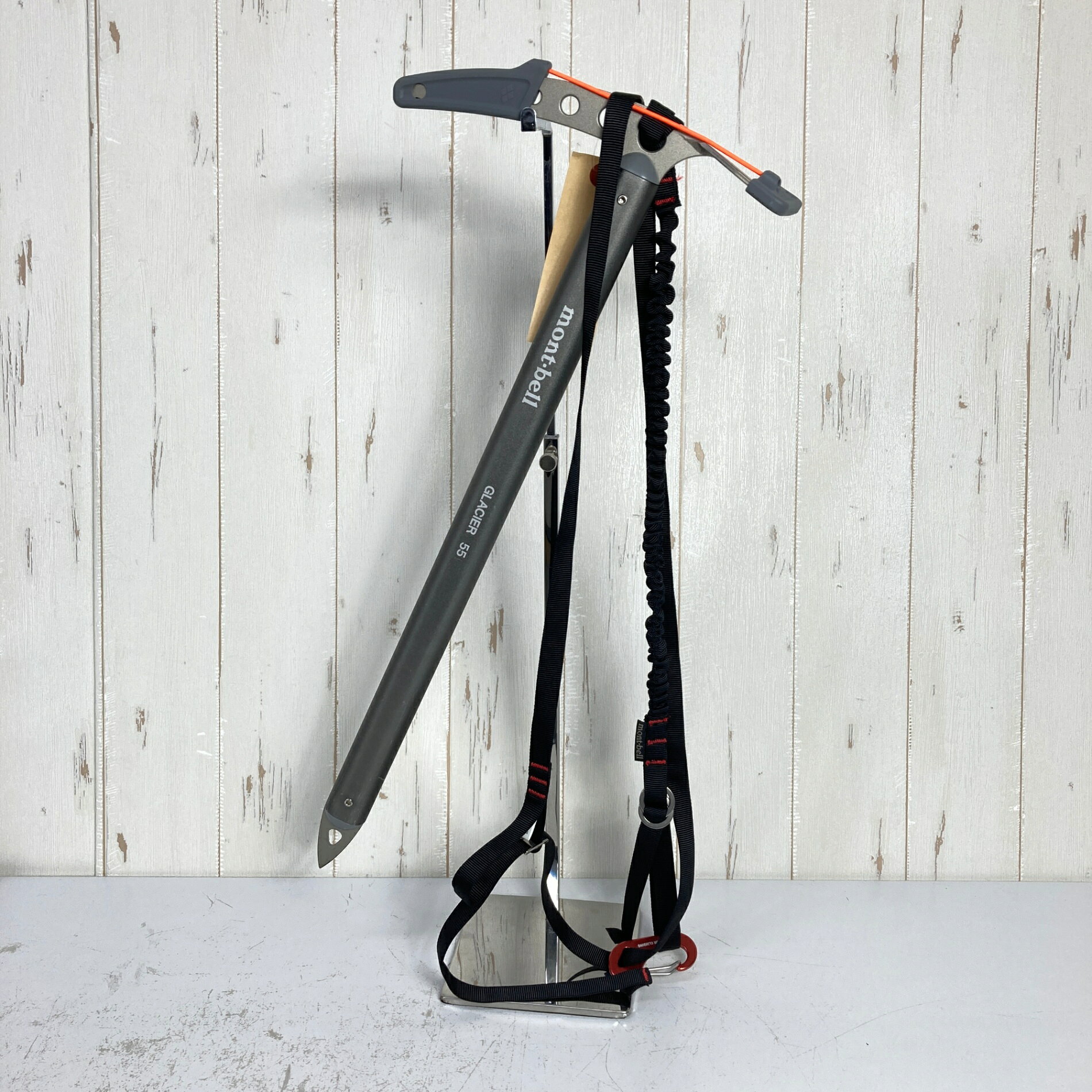 【55】【 55 グレー系】Montbell ( モンベル ) グレイシャー 55 Glacier 55 ウィンターギア ピッケル アイスアックス z00060694 グレー系 ウィンターギア ピッケル アイスアックス ・セカンドギア在庫コード: ITYAUDML6CQC（お問い合わせの際はこちらをお伝え下さい） ・メーカー: Montbell ( モンベル ) ・型番: 1141169 ■サイズ情報 ・代表サイズ: 55 ■カラー ・カラー系統: グレー系 ■コンディション ・グレード: 中古A ※グレーディング目安　 ├ 新品：当店オリジナル製品 ├ 未使用：新古品 ├ 中古S：新品同様 ├ 中古A：美中古 ├ 中古B：良い状態の中古 ├ 中古C：通常使用可能な中古 └ 中古D：通常使用困難な中古 ・コンディション詳細・備考: ■状態スコア：85 / 100 点 ■状態明細：微細な使用感 / ※付属品あり（ブレードカバー・リーシュコード） / ※付属品なし（ピックカバー） / 微細なスレ（シャフト・ブレード等の各所） ■採寸値・実測値 ※全て外寸値です。また、手作業による採寸および簡易な秤による計測のため、誤差はご容赦下さい。 ・高さ: 55cm ・総重量（付属品等含む）: 450g ■カタログスペック ※以下はメーカー公表のスペック値をそのままにご紹介するものです。表現・仕様・付属物の有無等、お品物現品との完全な一致をお約束するものではございません。 積雪期の縦走などで活躍するストレートシャフトのピッケルです。ヘッドとスピッツェ部分には強靭なクロムモリブデン鋼を、シャフト部分には軽量なアルミニウム合金を使用することで、軽量性と高い耐久性を両立しています。