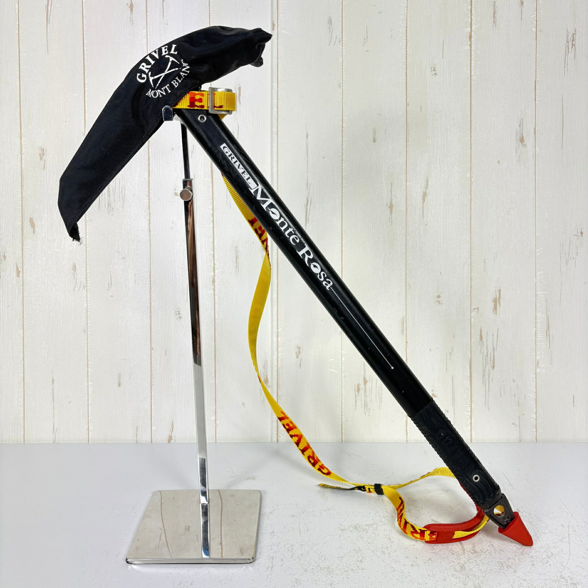 【58cm】【 58cm ブラック系】Grivel ( グリベル ) モンテローザ プラス Monte Rosa Plus ウィンターギア ピッケル アイスアックス z00060788 ブラック系 ウィンターギア ピッケル アイスアックス ・セカンドギア在庫コード: IT2YGP6CREW8（お問い合わせの際はこちらをお伝え下さい） ・メーカー: Grivel ( グリベル ) ■サイズ情報 ・代表サイズ: 58cm ■カラー ・カラー系統: ブラック系 ■コンディション ・グレード: 中古B ※グレーディング目安　 ├ 新品：当店オリジナル製品 ├ 未使用：新古品 ├ 中古S：新品同様 ├ 中古A：美中古 ├ 中古B：良い状態の中古 ├ 中古C：通常使用可能な中古 └ 中古D：通常使用困難な中古 ・コンディション詳細・備考: ■状態スコア：70 / 100 点 ■状態明細：旧モデル / 若干の使用感 / ※付属品あり（ヘッドカバー・リーシュコード） / 若干のスレ（シャフト・スパイクなどの各所） ■採寸値・実測値 ※全て外寸値です。また、手作業による採寸および簡易な秤による計測のため、誤差はご容赦下さい。 ・総重量（付属品等含む）: 530g ■カタログスペック ※以下はメーカー公表のスペック値をそのままにご紹介するものです。表現・仕様・付属物の有無等、お品物現品との完全な一致をお約束するものではございません。 ヘッド全長は小ぶりの24.0cm。シンプルロングリーシュ付。ラバー付のストレートシャフトで炭素鋼ヘッド。