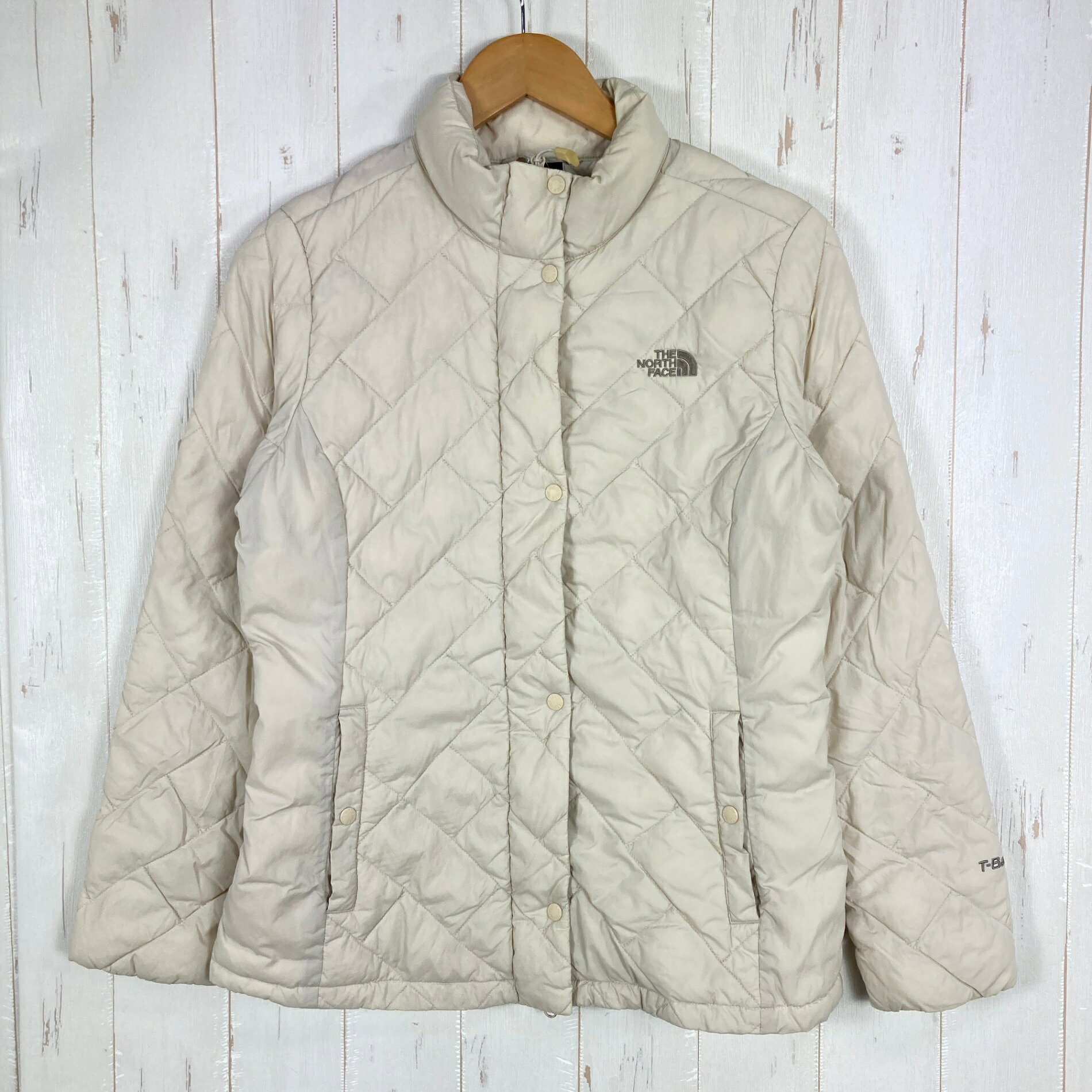 【Women's M】【Women's M ベージュ系】The North Face ( ザ・ノースフェイス ) ティーボール シティ コート Women's T-Ball City Coat ライトベージュ Light Beige T-Ball 化繊中綿 韓国企画 化繊ダウン ウェア トップス アウター ジャケット 化繊インサレーション z00061042 ライトベージュ Light Beige ベージュ系 ウェア トップス アウター ジャケット 化繊インサレーション ・セカンドギア在庫コード: IT5TAAHLNOGP（お問い合わせの際はこちらをお伝え下さい） ・メーカー: The North Face ( ザ・ノースフェイス ) ・型番: NC3NK30C ■生産情報 ・生産国: ベトナム ( Viet Nam ) ■素材情報 ・組成: 表地：ナイロン100% / 裏地：ポリエステル100% / 中綿：ポリエステル100% ・機能: T-Ball化繊中綿 ■サイズ情報 ・Fit: Asian ・Gender/Age: Women's ・代表サイズ: M ■カラー ・カタログカラー: ライトベージュ Light Beige ・カラー系統: ベージュ系 ■コンディション ・グレード: 中古B ※グレーディング目安　 ├ 新品：当店オリジナル製品 ├ 未使用：新古品 ├ 中古S：新品同様 ├ 中古A：美中古 ├ 中古B：良い状態の中古 ├ 中古C：通常使用可能な中古 └ 中古D：通常使用困難な中古 ・コンディション詳細・備考: ■状態スコア：72 / 100 点 ■状態明細：若干の使用感 / 多少の汚れ（正面最上部のスナップボタン周囲に変色 / その他腹部などに微細な汚れ） ■スタッフコメントT-Ballの化繊中綿を使った、韓国企画のレディースコートです。90/M表記で、日本でも比較的選びやすいサイズ感。今回はライトベージュ系のため、正面上部のスナップ周辺や腹部に見られる変色・汚れは黒系より目につきやすく、価格と状態のバランスを見て選びたい一着です。 ■採寸値・実測値 ※全て外寸値です。また、手作業による採寸および簡易な秤による計測のため、誤差はご容赦下さい。 ・身幅: 47cm ・すそ幅: 53cm ・着丈: 63cm ・肩幅: 39cm ・そで丈: 59cm ・総重量（付属品等含む）: 420g ■カタログスペック ※以下はメーカー公表のスペック値をそのままにご紹介するものです。表現・仕様・付属物の有無等、お品物現品との完全な一致をお約束するものではございません。 THE NORTH FACEのWomen's T-Ball City Coatは、ポリエステル中綿を使用した女性向けの化繊インサレーションコートです。表地にはナイロン、裏地にはポリエステルを使用し、T-Ball中綿を封入した冬季向けのアウターとして設計されています。ダウンを使用せず、化繊中綿で保温層を構成したモデルです。 ■対象：Women's ■表地：ナイロン100% ■裏地：ポリエステル100% ■中綿：ポリエステル100% ■中綿：T-Ball化繊中綿