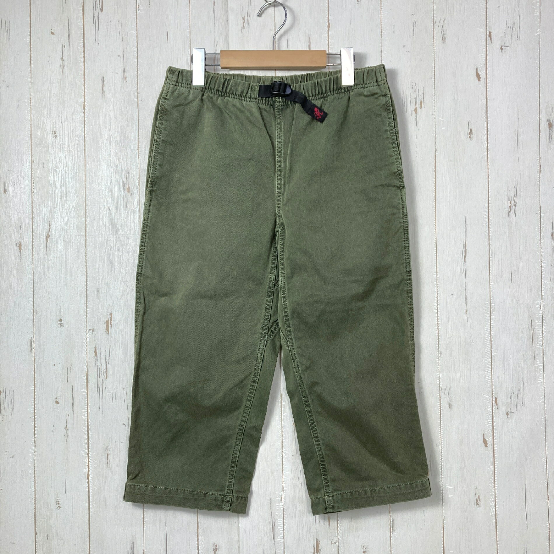 【Men's S】【Men's S グリーン系】Gramicci ( グラミチ ) クロップド クライミングパンツ Cropped Climbing Pant 生産終了モデル 入手困難 ウェビングベルト ガゼットクロッチ コットン ウェア ボトムス ショーツ ショートパンツ コットン z00060896 グリーン系 ウェア ボトムス ショーツ ショートパンツ コットン ・セカンドギア在庫コード: ITUT6FHY8KNC（お問い合わせの際はこちらをお伝え下さい） ・メーカー: Gramicci ( グラミチ ) ■素材情報 ・組成: コットン100% ・機能: ウェビングベルト / ガゼットクロッチ ■サイズ情報 ・Gender/Age: Men's ・代表サイズ: S ■カラー ・カラー系統: グリーン系 ■コンディション ・グレード: 中古A ※グレーディング目安　 ├ 新品：当店オリジナル製品 ├ 未使用：新古品 ├ 中古S：新品同様 ├ 中古A：美中古 ├ 中古B：良い状態の中古 ├ 中古C：通常使用可能な中古 └ 中古D：通常使用困難な中古 ・コンディション詳細・備考: ■状態スコア：81 / 100 点 ■状態明細：若干の使用感 / 微細なスレ ■採寸値・実測値 ※全て外寸値です。また、手作業による採寸および簡易な秤による計測のため、誤差はご容赦下さい。 ・総丈: 75cm ・平置胴囲: 70cm ・最大胴囲: 84cm ・股下: 48cm ・股上: 36cm ・わたり: 32cm ・すそ幅: 21cm ・総重量（付属品等含む）: 480g ■カタログスペック ※以下はメーカー公表のスペック値をそのままにご紹介するものです。表現・仕様・付属物の有無等、お品物現品との完全な一致をお約束するものではございません。 Gramicciのクライミングパンツをベースにしたクロップド丈のパンツ。ウエストのウェビングベルトと股下のガゼットクロッチにより、サイズ調整のしやすさと脚の動かしやすさを考慮した構造です。アウトドアから日常使いまで取り入れやすいシンプルなデザインです。 ■タイプ：クロップドクライミングパンツ ■主素材：コットン ■ウェビングベルト仕様 ■ガゼットクロッチ