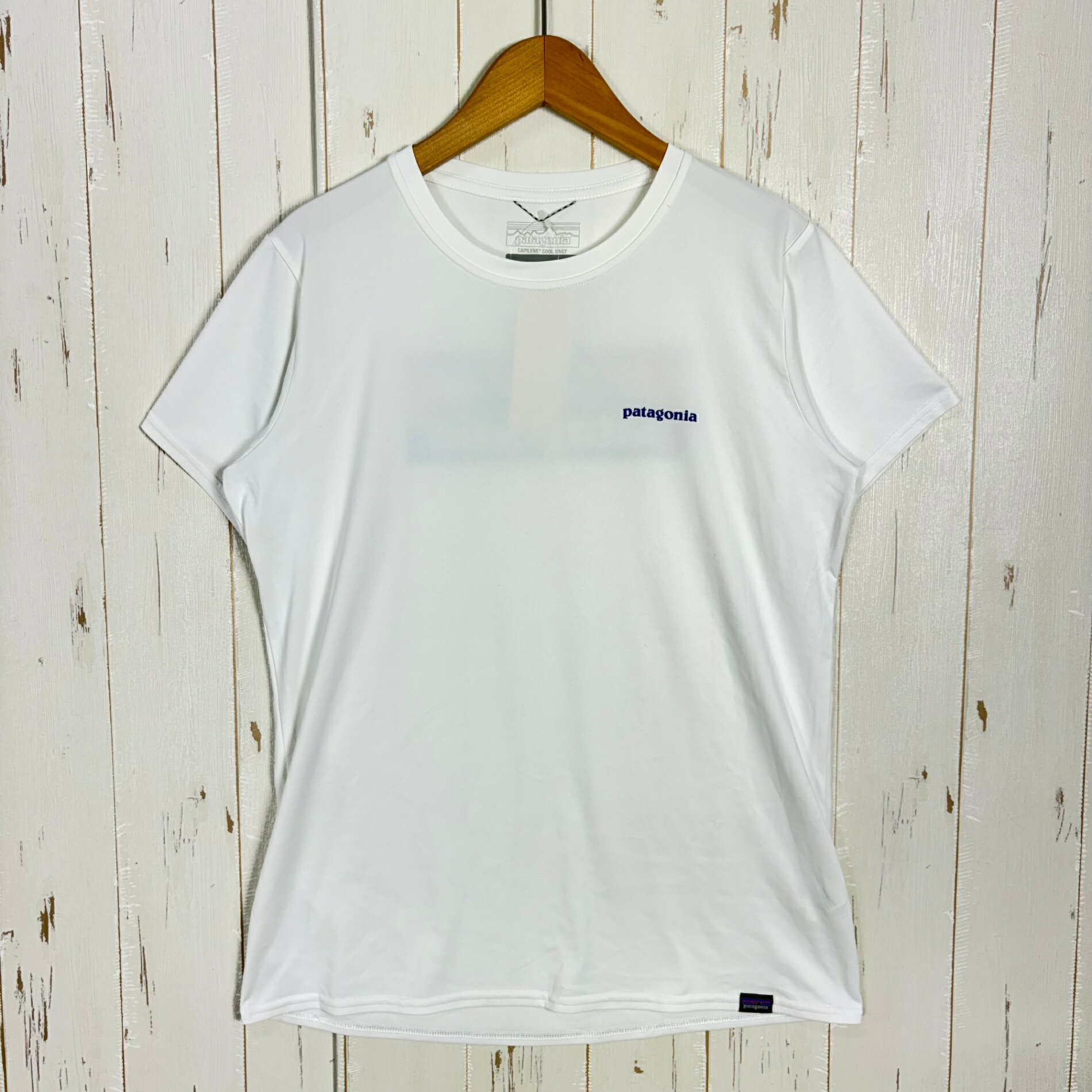 【Women's S】【Women's S ホワイト系】2021 Patagonia ( パタゴニア ) キャプリーン クール デイリー グラフィック シャツ Capilene Cool Daily Graphic Shirt BOLW / Boardshort Logo: White 吸湿発散 / 速乾 / 防臭加工 / リサイクルポリエステル ポリエステル ウェア トップス インナー シャツ ショートスリーブTシャツ クルーネック 化繊 z00061104 BOLW / Boardshort Logo: White ホワイト系 ウェア トップス インナー シャツ ショートスリーブTシャツ クルーネック 化繊 ・セカンドギア在庫コード: ITB3BN1OSNTW（お問い合わせの際はこちらをお伝え下さい） ・メーカー: Patagonia ( パタゴニア ) ・型番: 45250 ■生産情報 ・生産年: 2021 ・生産期: Spring ・生産国: スリランカ ( Sri Lanka ) ■素材情報 ・組成: ポリエステル100% ・機能: 吸湿発散 / 速乾 / 伸縮性 / miDori bioSoft / HeiQ Fresh防臭加工 ■サイズ情報 ・Fit: International ・Gender/Age: Women's ・代表サイズ: S ■カラー ・カタログカラー: BOLW / Boardshort Logo: White ・カラー系統: ホワイト系 ■コンディション ・グレード: 中古B ※グレーディング目安　 ├ 新品：当店オリジナル製品 ├ 未使用：新古品 ├ 中古S：新品同様 ├ 中古A：美中古 ├ 中古B：良い状態の中古 ├ 中古C：通常使用可能な中古 └ 中古D：通常使用困難な中古 ・コンディション詳細・備考: ■状態スコア：70 / 100 点 ■状態明細：旧モデル / 若干の使用感 / 若干のスレ（背面のグラフィック部分などの各所） ■スタッフコメントなめらかなポリエステル生地に吸湿発散加工を組み合わせた、汗をかく山歩きやランニング、水辺のアクティビティまで幅広く取り入れやすい一枚です。伸縮性のある生地とセットインスリーブで体を動かしやすく、防臭加工も備えているので、暑い時期に一枚で着るテクニカルTシャツとして活躍します。 ■採寸値・実測値 ※全て外寸値です。また、手作業による採寸および簡易な秤による計測のため、誤差はご容赦下さい。 ・身幅: 46cm ・すそ幅: 49cm ・着丈: 63cm ・肩幅: 38cm ・そで丈: 17cm ・総重量（付属品等含む）: 96g ■カタログスペック ※以下はメーカー公表のスペック値をそのままにご紹介するものです。表現・仕様・付属物の有無等、お品物現品との完全な一致をお約束するものではございません。 パタゴニアのキャプリーン クール デイリー グラフィック シャツは、トレイルから水辺まで幅広いアクティビティを想定したテクニカルTシャツです。伸縮性を備えたポリエステル素材とセットイン型の袖により動きやすさに配慮し、吸湿発散加工と防臭加工を採用。縫い目を抑えたシンプルな構造で、アクティブな場面での着用を考えたつくりです。 ■素材：ポリエステル100% ■セットインスリーブ ■吸湿発散加工 ■miDori bioSoft加工 ■HeiQ Fresh防臭加工 ■フェアトレード・サーティファイドの縫製 ※ ネコポス・圧縮梱包にご理解・ご協力をお願いします ※ こちらのお品物は基本的に『ネコポス』での発送となります。郵便ポストへの投函にて配達完了となります。また、出荷から配達までの追跡は宅急便と同様に可能ですのでご安心下さい。 当店では、コンパクトに梱包することが可能なお品物につきましては『ネコポス』での発送とさせて頂いております。ウェア・バッグ等の一部ファブリック系商品につきましては、『ネコポス』のシビアなサイズ規定を確実にクリアするため、脱気式圧縮袋を使用する場合がございます。それにより、お品物にシワ等が生じる可能性がございます。また、箱に収納されている状態のお品物（未開封品含む）につきましても、箱から出した状態にて梱包させて頂く可能性がございます。 当店では、原則として全品送料無料（店舗負担）にて発送をさせて頂いております。ですが、近年の燃料費・人件費・物価高騰により運送会社送料も上昇傾向にあり、送料の負担・吸収は年々難しくなってきております。お気軽にご注文頂けるよう、引き続き送料無料サービスを継続して参るため、何卒ご理解・ご協力のほどよろしくお願い致します。 なお、『ネコポス』での発送および圧縮梱包にご了承頂けない場合は、ご注文時に別の配送方法を選択下さい。