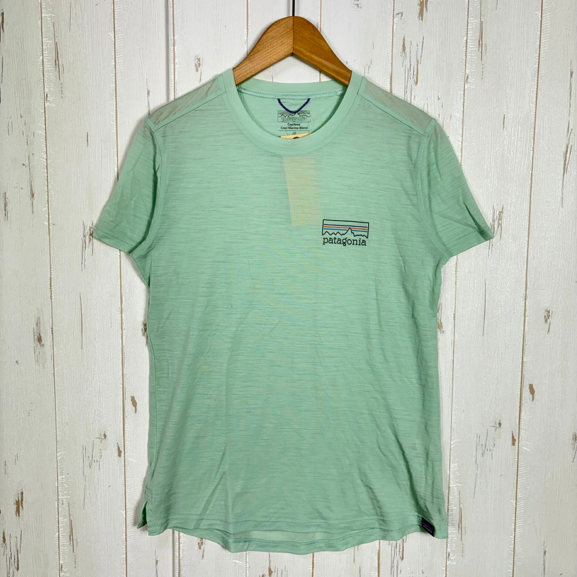 【Women's S】【Women's S グリーン系】Patagonia ( パタゴニア ) ウィメンズ キャプリーン クール メリノ ブレンド グラフィック シャツ Women's Capilene Cool Merino Blend Graphic Shirt ウール混 吸湿発散 速乾 ウェア トップス インナー シャツ ショートスリーブTシャツ クルーネック 化繊 z00061134 グリーン系 ウェア トップス インナー シャツ ショートスリーブTシャツ クルーネック 化繊 ・セカンドギア在庫コード: ITZ56MDFL0WG（お問い合わせの際はこちらをお伝え下さい） ・メーカー: Patagonia ( パタゴニア ) ・型番: 44595 ■生産情報 ・生産国: スリランカ ( Sri Lanka ) ■素材情報 ・組成: ウール65％ / リサイクルポリエステル35％ ・機能: 吸湿発散 / 速乾 / 温度調節 / 防臭 ■サイズ情報 ・Fit: International ・Gender/Age: Women's ・代表サイズ: S ・サイズ備考: スリム・フィット ■カラー ・カラー系統: グリーン系 ■コンディション ・グレード: 中古A ※グレーディング目安　 ├ 新品：当店オリジナル製品 ├ 未使用：新古品 ├ 中古S：新品同様 ├ 中古A：美中古 ├ 中古B：良い状態の中古 ├ 中古C：通常使用可能な中古 └ 中古D：通常使用困難な中古 ・コンディション詳細・備考: ■状態スコア：78 / 100 点 ■状態明細：微細な使用感 / ※内タグカット / 微細な毛玉（各所）/ 微細な汚れ（各所） ■スタッフコメントメリノウール65％にリサイクルポリエステル35％を組み合わせた、軽さと扱いやすさのバランスが面白い一枚です。汗をかく行動中にうれしい吸湿発散性や速乾性に加えて、メリノらしい温度調節機能と防臭性も備えています。 88gと軽く、半袖なのでハイキングやランニングの行動着としてはもちろん、季節に応じてレイヤリングにも取り入れやすい仕様です。 ■採寸値・実測値 ※全て外寸値です。また、手作業による採寸および簡易な秤による計測のため、誤差はご容赦下さい。 ・身幅: 43cm ・すそ幅: 42cm ・着丈: 61cm ・肩幅: 38cm ・そで丈: 17cm ・総重量（付属品等含む）: 89g ■カタログスペック ※以下はメーカー公表のスペック値をそのままにご紹介するものです。表現・仕様・付属物の有無等、お品物現品との完全な一致をお約束するものではございません。 PatagoniaのCapilene Cool Merino Blend Graphic Shirtは、メリノウールとリサイクルポリエステルを組み合わせた軽量なテクニカルシャツです。吸湿発散性と速乾性を備え、メリノウールならではの温度調節機能と防臭性も備えています。 動きやすさを考慮したセットインスリーブを採用し、裾は両脇にスリットを設けた後ろがやや長めのドロップテイル仕様。ハイキングやランニングをはじめ、幅広いアクティビティに対応するテクニカルウェアです。 ※ ネコポス・圧縮梱包にご理解・ご協力をお願いします ※ こちらのお品物は基本的に『ネコポス』での発送となります。郵便ポストへの投函にて配達完了となります。また、出荷から配達までの追跡は宅急便と同様に可能ですのでご安心下さい。 当店では、コンパクトに梱包することが可能なお品物につきましては『ネコポス』での発送とさせて頂いております。ウェア・バッグ等の一部ファブリック系商品につきましては、『ネコポス』のシビアなサイズ規定を確実にクリアするため、脱気式圧縮袋を使用する場合がございます。それにより、お品物にシワ等が生じる可能性がございます。また、箱に収納されている状態のお品物（未開封品含む）につきましても、箱から出した状態にて梱包させて頂く可能性がございます。 当店では、原則として全品送料無料（店舗負担）にて発送をさせて頂いております。ですが、近年の燃料費・人件費・物価高騰により運送会社送料も上昇傾向にあり、送料の負担・吸収は年々難しくなってきております。お気軽にご注文頂けるよう、引き続き送料無料サービスを継続して参るため、何卒ご理解・ご協力のほどよろしくお願い致します。 なお、『ネコポス』での発送および圧縮梱包にご了承頂けない場合は、ご注文時に別の配送方法を選択下さい。