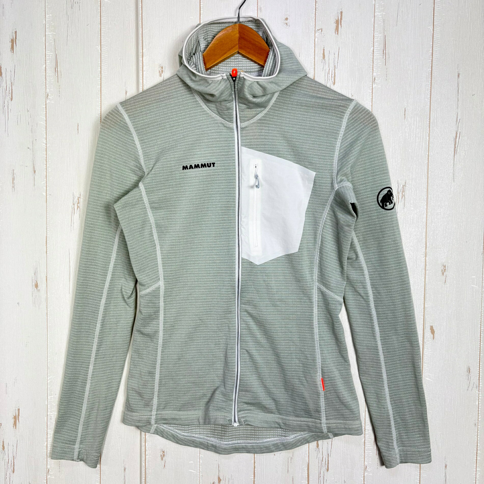 【Women's XS】【Women's XS グリーン系】Mammut ( マムート ) エナジー ライト ミッドレイヤー フーデッド ジャケット Aenergy Light ML Hooded Jacket Polartec Power Grid / Athletic Fit ポリエステル ウェア トップス アウター ジャケット フリース z00061123 グリーン系 ウェア トップス アウター ジャケット フリース ・セカンドギア在庫コード: IT0QS64GM4LT（お問い合わせの際はこちらをお伝え下さい） ・メーカー: Mammut ( マムート ) ・型番: 1014-03810 ■生産情報 ・生産国: ベトナム ( Viet Nam ) ■素材情報 ・組成: ポリエステル90% / ポリウレタン10% ・機能: Polartec Power Grid / Athletic Fit / フラットシーム / ヘルメット下対応フード ■サイズ情報 ・Gender/Age: Women's ・代表サイズ: XS ・サイズ備考: US：XS / ASIA：S / EUR：XS ■カラー ・カラー系統: グリーン系 ■コンディション ・グレード: 中古C ※グレーディング目安　 ├ 新品：当店オリジナル製品 ├ 未使用：新古品 ├ 中古S：新品同様 ├ 中古A：美中古 ├ 中古B：良い状態の中古 ├ 中古C：通常使用可能な中古 └ 中古D：通常使用困難な中古 ・コンディション詳細・備考: ■状態スコア：48 / 100 点 ■状態明細：旧モデル / 微細な使用感 / 微細な穴（右袖口・背面下部にピンホール） / 微細な毛玉（袖口などの各所） / 若干のほつれ（右袖に1cm程度） ■スタッフコメント軽くてかさばりにくく、行動中のレイヤリングに取り入れやすいフード付きミッドレイヤーです。Polartec Power Gridのワッフル状の生地とフラットシームを採用し、フードもヘルメットの下に収めやすい設計。登りでしっかり動く日や、気温差のある山行で一枚を着回したい場面に合わせやすいモデルです。 ■採寸値・実測値 ※全て外寸値です。また、手作業による採寸および簡易な秤による計測のため、誤差はご容赦下さい。 ・身幅: 46cm ・すそ幅: 43cm ・着丈: 62cm ・肩幅: 37cm ・そで丈: 62cm ・総重量（付属品等含む）: 157g ■カタログスペック ※以下はメーカー公表のスペック値をそのままにご紹介するものです。表現・仕様・付属物の有無等、お品物現品との完全な一致をお約束するものではございません。 MammutのAenergy Light ML Hooded Jacket Womenは、マウンテニアリングやスキーツアーなどの運動量が多いアクティビティに対応する軽量ミッドレイヤーです。Polartec Power Gridを採用し、ワッフル状の内側構造を備えています。ベースレイヤーとしてもミッドレイヤーとしても使用できる設計で、フードはヘルメットの下にも収まりやすいフィット。フラットシームを採用した、軽快なレイヤリングに適したモデルです。 ■フィット：Athletic Fit ■重量：約183g ■主素材：ポリエステル90%、ポリウレタン10% ■Polartec Power Grid ■ヘルメット下対応フード ■フラットシーム ※ ネコポス・圧縮梱包にご理解・ご協力をお願いします ※ こちらのお品物は基本的に『ネコポス』での発送となります。郵便ポストへの投函にて配達完了となります。また、出荷から配達までの追跡は宅急便と同様に可能ですのでご安心下さい。 当店では、コンパクトに梱包することが可能なお品物につきましては『ネコポス』での発送とさせて頂いております。ウェア・バッグ等の一部ファブリック系商品につきましては、『ネコポス』のシビアなサイズ規定を確実にクリアするため、脱気式圧縮袋を使用する場合がございます。それにより、お品物にシワ等が生じる可能性がございます。また、箱に収納されている状態のお品物（未開封品含む）につきましても、箱から出した状態にて梱包させて頂く可能性がございます。 当店では、原則として全品送料無料（店舗負担）にて発送をさせて頂いております。ですが、近年の燃料費・人件費・物価高騰により運送会社送料も上昇傾向にあり、送料の負担・吸収は年々難しくなってきております。お気軽にご注文頂けるよう、引き続き送料無料サービスを継続して参るため、何卒ご理解・ご協力のほどよろしくお願い致します。 なお、『ネコポス』での発送および圧縮梱包にご了承頂けない場合は、ご注文時に別の配送方法を選択下さい。