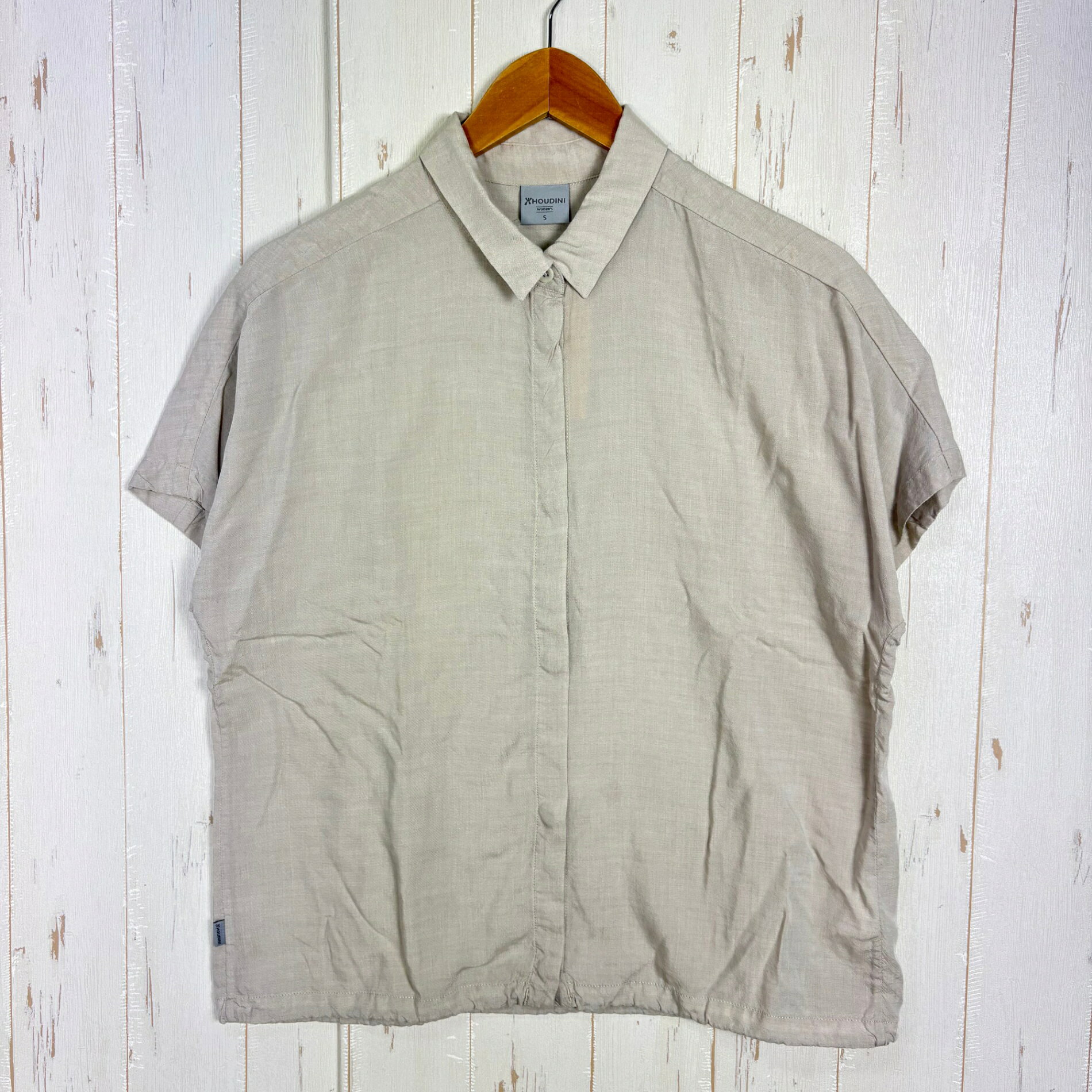 【Women's S】【Women's S アイボリー系】Houdini ( フーディニ ) ウィメンズ ツリー トップ W's Tree Top TENCEL Lyocell / 裾ドローコード ウェア トップス インナー シャツ ショートスリーブシャツ 化繊 z00061129 アイボリー系 ウェア トップス インナー シャツ ショートスリーブシャツ 化繊 ・セカンドギア在庫コード: ITZGQR1N7QT4（お問い合わせの際はこちらをお伝え下さい） ・メーカー: Houdini ( フーディニ ) ・型番: 860010 ■生産情報 ・生産国: ポルトガル ( Portugal ) ■素材情報 ・組成: リヨセル 100% ・機能: 裾ドローコード / 比翼仕立て / Regular Fit ■サイズ情報 ・Fit: International ・Gender/Age: Women's ・代表サイズ: S ■カラー ・カラー系統: アイボリー系 ■コンディション ・グレード: 中古A ※グレーディング目安　 ├ 新品：当店オリジナル製品 ├ 未使用：新古品 ├ 中古S：新品同様 ├ 中古A：美中古 ├ 中古B：良い状態の中古 ├ 中古C：通常使用可能な中古 └ 中古D：通常使用困難な中古 ・コンディション詳細・備考: ■状態スコア：83 / 100 点 ■状態明細：旧モデル / 微細な使用感 / 微細な汚れ（背面上部などの各所） ■スタッフコメント一見するとすっきりした半袖シャツですが、裾のドローコードでシルエットを少し変えられるのがこのモデルのいいところです。TENCEL Lyocellならではの滑らかな生地感も相まって、山やキャンプだけに寄りすぎず、普段着や旅行にも自然に合わせられます。 アウトドアウェアらしい機能を前面に出したシャツとは少し違って、着る場面を限定しにくい一着。夏場に「Tシャツ以外の選択肢がほしい」という方には、こういうタイプはかなり取り入れやすいと思います。 ■採寸値・実測値 ※全て外寸値です。また、手作業による採寸および簡易な秤による計測のため、誤差はご容赦下さい。 ・身幅: 58cm ・すそ幅: 54cm ・着丈: 61cm ・ゆき丈: 41cm ・総重量（付属品等含む）: 164g ■カタログスペック ※以下はメーカー公表のスペック値をそのままにご紹介するものです。表現・仕様・付属物の有無等、お品物現品との完全な一致をお約束するものではございません。 HoudiniのW's Tree Topは、TENCEL Lyocellを100%使用したWoodland Weave素材のショートスリーブトップです。柔らかく滑らかな生地をRegular Fitに仕立て、フロントにはすっきりと見える比翼仕様を採用。裾のドローコードでシルエットを調整できます。 旅行やキャンプ、ハイキングをはじめ、暖かい季節の日常着まで幅広く取り入れやすいデザインです。生地には再生可能な原料を使用し、EU Ecolabelを取得。製品の循環利用も考慮したHoudiniらしい設計となっています。 ※ ネコポス・圧縮梱包にご理解・ご協力をお願いします ※ こちらのお品物は基本的に『ネコポス』での発送となります。郵便ポストへの投函にて配達完了となります。また、出荷から配達までの追跡は宅急便と同様に可能ですのでご安心下さい。 当店では、コンパクトに梱包することが可能なお品物につきましては『ネコポス』での発送とさせて頂いております。ウェア・バッグ等の一部ファブリック系商品につきましては、『ネコポス』のシビアなサイズ規定を確実にクリアするため、脱気式圧縮袋を使用する場合がございます。それにより、お品物にシワ等が生じる可能性がございます。また、箱に収納されている状態のお品物（未開封品含む）につきましても、箱から出した状態にて梱包させて頂く可能性がございます。 当店では、原則として全品送料無料（店舗負担）にて発送をさせて頂いております。ですが、近年の燃料費・人件費・物価高騰により運送会社送料も上昇傾向にあり、送料の負担・吸収は年々難しくなってきております。お気軽にご注文頂けるよう、引き続き送料無料サービスを継続して参るため、何卒ご理解・ご協力のほどよろしくお願い致します。 なお、『ネコポス』での発送および圧縮梱包にご了承頂けない場合は、ご注文時に別の配送方法を選択下さい。