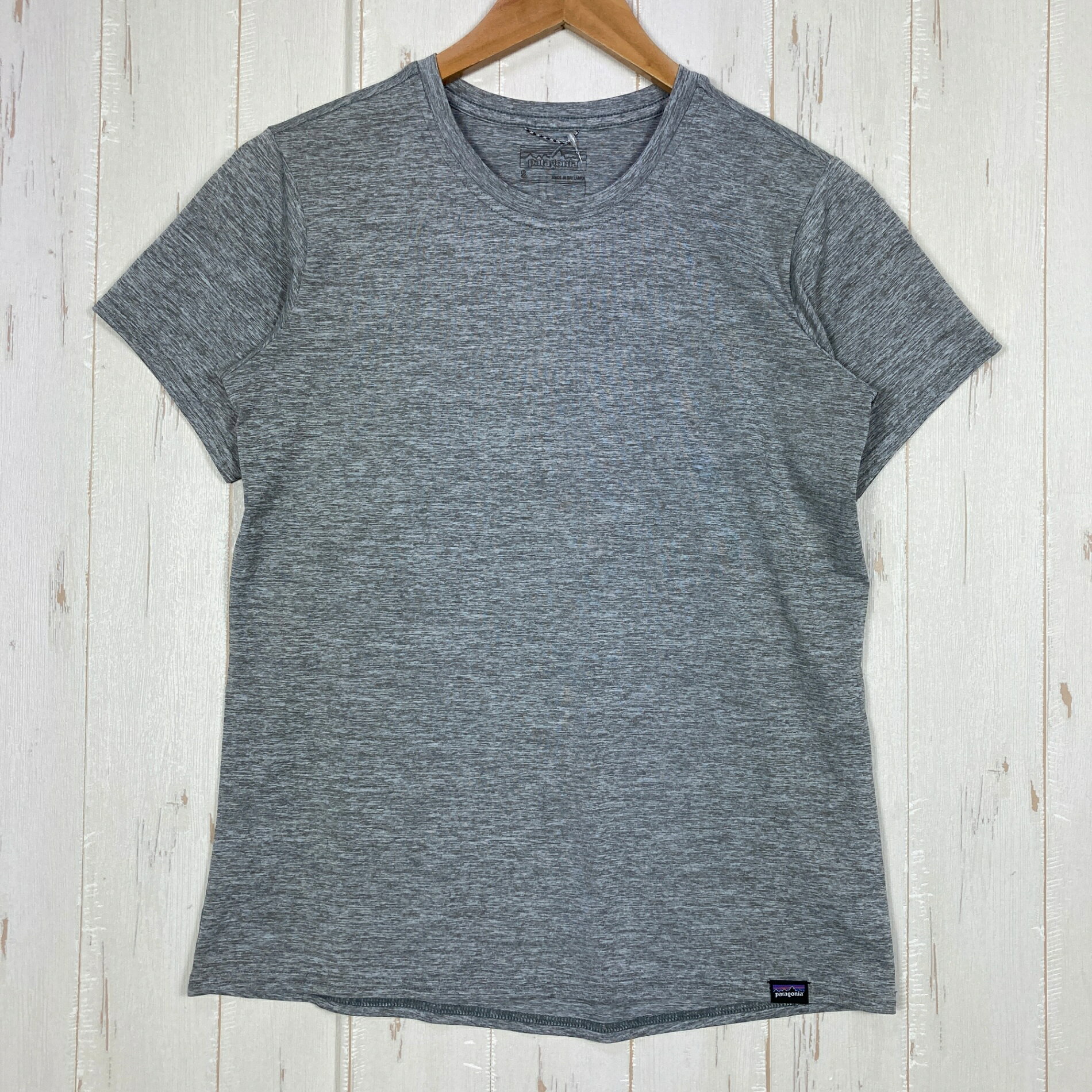 【Women's S】【Women's S グレー系】2022 Patagonia ( パタゴニア ) ウィメンズ キャプリーン クール デイリー シャツ Women's Capilene Cool Daily Shirt 吸湿速乾 / HeiQ防臭加工 / フェアトレード ポリエステル ウェア トップス インナー シャツ ショートスリーブTシャツ クルーネック 化繊 z00061120 グレー系 ウェア トップス インナー シャツ ショートスリーブTシャツ クルーネック 化繊 ・セカンドギア在庫コード: ITTNH2ZWZWFQ（お問い合わせの際はこちらをお伝え下さい） ・メーカー: Patagonia ( パタゴニア ) ・型番: 45225 ■生産情報 ・生産年: 2022 ・生産期: Fall ・生産国: スリランカ ( Sri Lanka ) ■素材情報 ・組成: ポリエステル100% ・機能: 吸湿速乾 / 伸縮性 / HeiQ防臭加工 ■サイズ情報 ・Fit: International ・Gender/Age: Women's ・代表サイズ: S ・サイズ備考: レギュラーフィット ■カラー ・カラー系統: グレー系 ■コンディション ・グレード: 中古A ※グレーディング目安　 ├ 新品：当店オリジナル製品 ├ 未使用：新古品 ├ 中古S：新品同様 ├ 中古A：美中古 ├ 中古B：良い状態の中古 ├ 中古C：通常使用可能な中古 └ 中古D：通常使用困難な中古 ・コンディション詳細・備考: ■状態スコア：83 / 100 点 ■状態明細：旧モデル / 微細な使用感 ■スタッフコメント汗をかく行動中でも乾きやすい生地に、防臭加工と動きやすいセットインスリーブを組み合わせたテクニカルTシャツです。薄手で軽く、ハイキングやランニングはもちろん、水辺のアクティビティまで一枚で使い回しやすいのがこのシリーズの強み。縫い目も抑えられているので、バックパックを背負って長く動く場面にも取り入れやすい一着です。 ■採寸値・実測値 ※全て外寸値です。また、手作業による採寸および簡易な秤による計測のため、誤差はご容赦下さい。 ・身幅: 46cm ・すそ幅: 44cm ・着丈: 61cm ・肩幅: 41cm ・そで丈: 18cm ・総重量（付属品等含む）: 95g ■カタログスペック ※以下はメーカー公表のスペック値をそのままにご紹介するものです。表現・仕様・付属物の有無等、お品物現品との完全な一致をお約束するものではございません。 Patagoniaの軽量テクニカルTシャツ「Women's Capilene Cool Daily Shirt」。吸湿発散性と速乾性を備えたポリエステル素材を使用し、トレイルから水辺まで幅広いアクティビティに対応します。伸縮性のある生地とセットイン型の袖により動きやすさを確保し、縫い目を抑えた構造で肌との摩擦にも配慮。HeiQ防臭加工を施し、汗をかく行動時にも使いやすい仕上がりです。 ■素材：ポリエステル100% ■重量：約105g ■レギュラー・フィット ■吸湿速乾 ■HeiQ防臭加工 ■セットイン型スリーブ ■フェアトレード・サーティファイドの工場で製造 ※ ネコポス・圧縮梱包にご理解・ご協力をお願いします ※ こちらのお品物は基本的に『ネコポス』での発送となります。郵便ポストへの投函にて配達完了となります。また、出荷から配達までの追跡は宅急便と同様に可能ですのでご安心下さい。 当店では、コンパクトに梱包することが可能なお品物につきましては『ネコポス』での発送とさせて頂いております。ウェア・バッグ等の一部ファブリック系商品につきましては、『ネコポス』のシビアなサイズ規定を確実にクリアするため、脱気式圧縮袋を使用する場合がございます。それにより、お品物にシワ等が生じる可能性がございます。また、箱に収納されている状態のお品物（未開封品含む）につきましても、箱から出した状態にて梱包させて頂く可能性がございます。 当店では、原則として全品送料無料（店舗負担）にて発送をさせて頂いております。ですが、近年の燃料費・人件費・物価高騰により運送会社送料も上昇傾向にあり、送料の負担・吸収は年々難しくなってきております。お気軽にご注文頂けるよう、引き続き送料無料サービスを継続して参るため、何卒ご理解・ご協力のほどよろしくお願い致します。 なお、『ネコポス』での発送および圧縮梱包にご了承頂けない場合は、ご注文時に別の配送方法を選択下さい。
