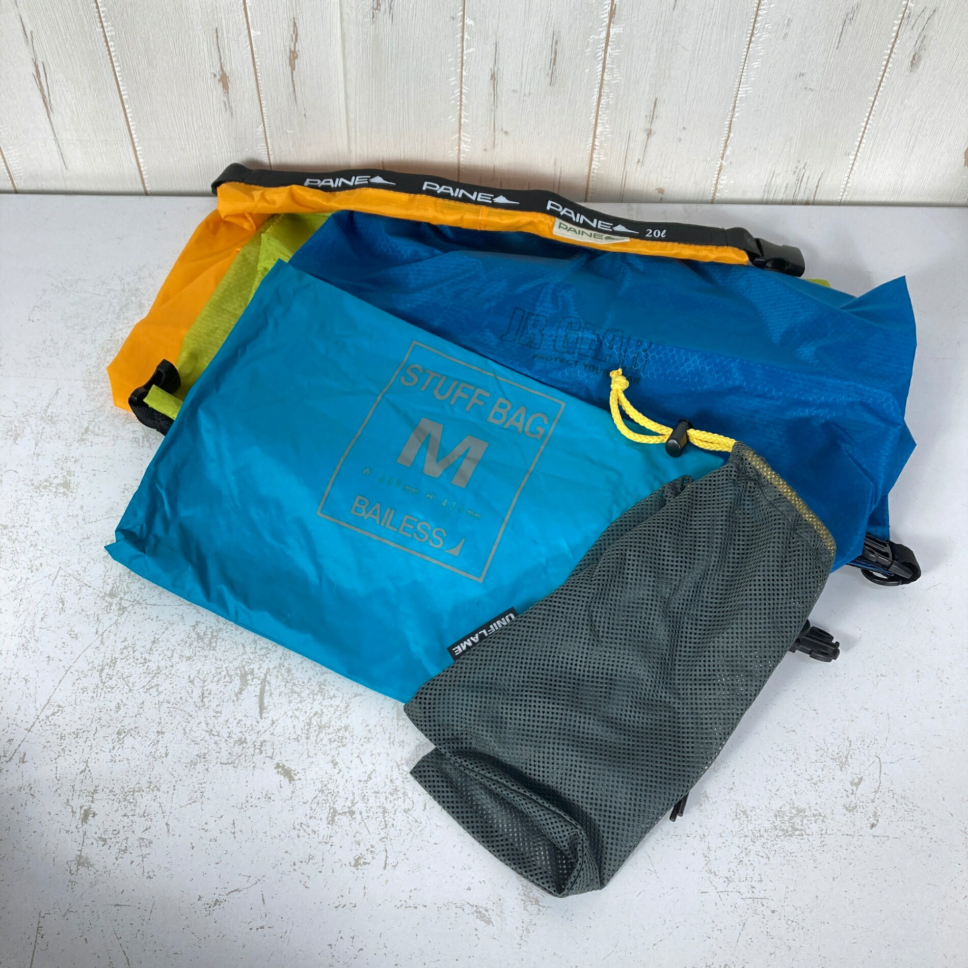 【OneSize】【 OneSize イエロー系】Paine ( パイネ ) ・Bailess・JR Gear・Uniflame ドライサック スタッフサック 合計5点セット バルク販売 バッグ ストレージ パッキングサック ドライサック z00061183 イエロー系 バッグ ストレージ パッキングサック ドライサック ・セカンドギア在庫コード: ITB0GHECGWC4（お問い合わせの際はこちらをお伝え下さい） ・メーカー: Paine ( パイネ ) ■サイズ情報 ・代表サイズ: OneSize ■カラー ・カラー系統: イエロー系 ・カラー系統2: グリーン系 ・カラー系統3: ブルー系 ■コンディション ・グレード: 中古B ※グレーディング目安　 ├ 新品：当店オリジナル製品 ├ 未使用：新古品 ├ 中古S：新品同様 ├ 中古A：美中古 ├ 中古B：良い状態の中古 ├ 中古C：通常使用可能な中古 └ 中古D：通常使用困難な中古 ・コンディション詳細・備考: ■状態スコア：61 / 100 点 ■状態明細：旧モデル / 若干の使用感 / 若干の汚れ（各所） / 若干のスレ（各所） ■採寸値・実測値 ※全て外寸値です。また、手作業による採寸および簡易な秤による計測のため、誤差はご容赦下さい。 ・総重量（付属品等含む）: 229g ■カタログスペック ※以下はメーカー公表のスペック値をそのままにご紹介するものです。表現・仕様・付属物の有無等、お品物現品との完全な一致をお約束するものではございません。 パイネ：20Lドライサックx1 JR Gear：ウルトラライトドライバッグ 20Lx2 バイレス：スタッフサック5Lx1 ユニフレーム：メッシュスタッフサックx1 ※こちらはお得なバルク販売です。商品個別の仕様や状態詳細については画像にてご確認下さい。また、商品個別のご質問はご遠慮下さい。