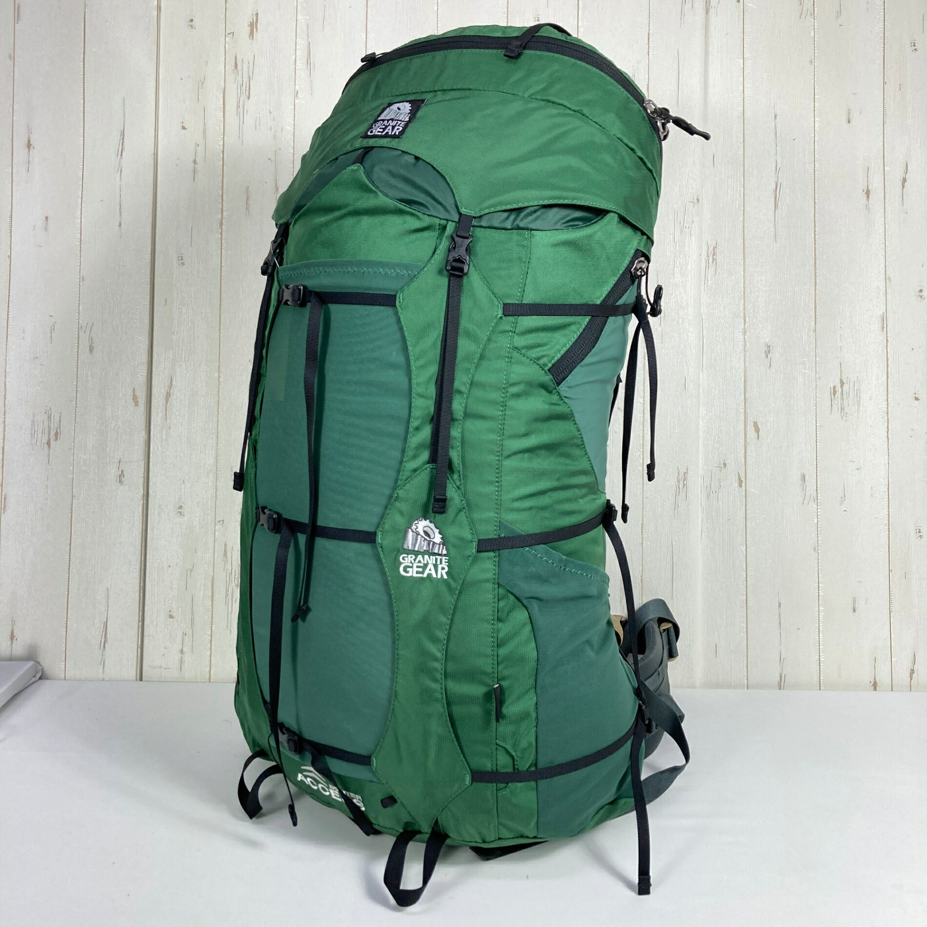 【Men's Regular】【Men's Regular グリーン系】Granite Gear ( グラナイトギア ) ニンバス トレース アクセス 85 Nimbus Trace Access 85 85L / TOPOFLEXフレーム / フロントアクセス ナイロン バッグ ストレージ バックパック 容量【80L～】 z00061148 グリーン系 バッグ ストレージ バックパック 容量【80L～】 ・セカンドギア在庫コード: ITGL1FR49EM2（お問い合わせの際はこちらをお伝え下さい） ・メーカー: Granite Gear ( グラナイトギア ) ■生産情報 ・生産国: 中国 ( China ) ■素材情報 ・組成: ナイロン100% ・機能: フロントアクセス / ハイドレーション対応 / コンプレッション / 着脱式リッド ■サイズ情報 ・Gender/Age: Men's ・代表サイズ: Regular ・サイズ備考: ショルダーサイズ：M/Trim ■カラー ・カラー系統: グリーン系 ■コンディション ・グレード: 中古B ※グレーディング目安　 ├ 新品：当店オリジナル製品 ├ 未使用：新古品 ├ 中古S：新品同様 ├ 中古A：美中古 ├ 中古B：良い状態の中古 ├ 中古C：通常使用可能な中古 └ 中古D：通常使用困難な中古 ・コンディション詳細・備考: ■状態スコア：60 / 100 点 ■状態明細：旧モデル / 【II】経年考慮 / 微細な使用感 / 微細なスレ（開口部・ボトムなどの各所） / 微細な汚れ（ボトムなどの各所） ■スタッフコメント85Lクラスの容量に加え、フロントのデュアルジッパーからメイン収納へ直接アクセスできるのが、このモデルの実用的なポイントです。大型ザックは奥の荷物を出すたびに上から荷解きしがちですが、途中の装備へ手を伸ばしやすい構造になっています。メープルコアを使ったTopoFlexフレームや交換可能なハーネス類など、荷物をしっかり運ぶことを意識したGranite Gearらしい設計も見どころです。 ■採寸値・実測値 ※全て外寸値です。また、手作業による採寸および簡易な秤による計測のため、誤差はご容赦下さい。 ・高さ: 76cm ・幅: 39cm ・奥行き: 26cm ・総重量（付属品等含む）: 1900g ■カタログスペック ※以下はメーカー公表のスペック値をそのままにご紹介するものです。表現・仕様・付属物の有無等、お品物現品との完全な一致をお約束するものではございません。 Granite Gear Nimbus Trace Access 85は、長期山行や荷物量の多いバックパッキングに対応する大容量バックパックです。メープルコアを用いたNimbus TopoFlexフレームを採用し、トップからの収納に加えてフロント側のデュアルジッパーからメインコンパートメントへアクセスできます。大型フロントストレッチポケットやサイドポケット、コンプレッションストラップ、ハイドレーション対応構造などを備えています。 ■容量：Regular 85L ■素材：100D / 210D 高強度ナイロン ■フレーム：Nimbus TopoFlex Maple-Core Framesheet ■最大荷重：60lb ■重量：Regular 約4lb 6oz ■デュアルジッパー式フロントアクセス ■ハイドレーション対応 ■着脱式リッド ■サイドコンプレッション ■ストレッチサイドポケット・大型フロントポケット