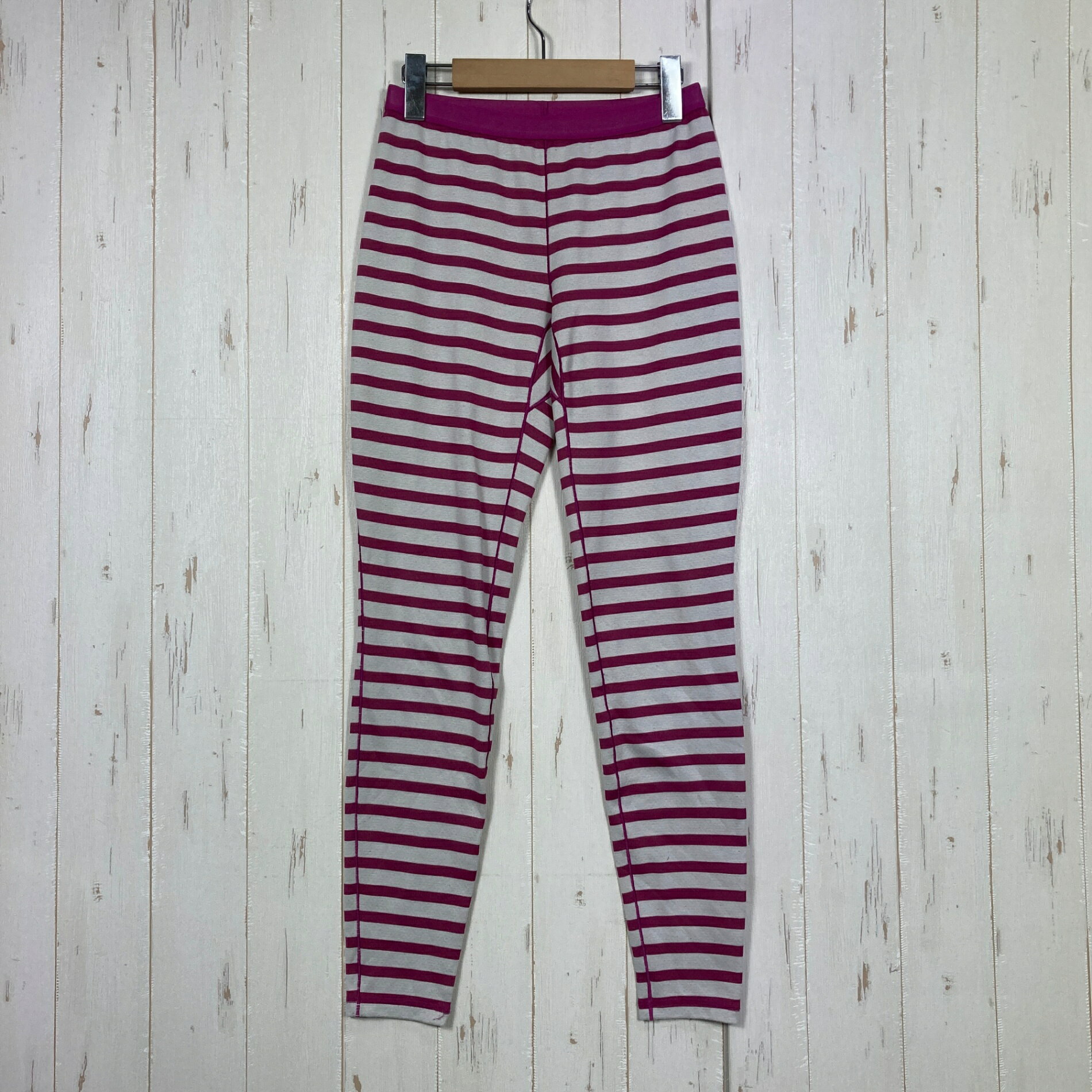 【Women's XS】【Women's XS ピンク系】2012 Patagonia ( パタゴニア ) ウィメンズ キャプリーン 3 ミッドウェイト ボトム Women's Capilene 3 Midweight Bottoms ポーラテック パワードライ ポリエステル ウェア ボトムス タイツ z00061660 ピンク系 ウェア ボトムス タイツ ・セカンドギア在庫コード: IT5UH7W6KJTO（お問い合わせの際はこちらをお伝え下さい） ・メーカー: Patagonia ( パタゴニア ) ・型番: 44342 ■生産情報 ・生産年: 2012 ・生産期: Fall ・生産国: エルサルバドル ( El Salvador ) ■素材情報 ・組成: ポリエステル100% ・機能: 吸汗速乾、保温、ストレッチ ■サイズ情報 ・Fit: International ・Gender/Age: Women's ・代表サイズ: XS ■カラー ・カラー系統: ピンク系 ・カラー系統2: アイボリー系 ■コンディション ・グレード: 中古B ※グレーディング目安　 ├ 新品：当店オリジナル製品 ├ 未使用：新古品 ├ 中古S：新品同様 ├ 中古A：美中古 ├ 中古B：良い状態の中古 ├ 中古C：通常使用可能な中古 └ 中古D：通常使用困難な中古 ・コンディション詳細・備考: ■状態スコア：66 / 100 点 ■状態明細：旧モデル / 【I】経年考慮 / 若干の使用感 / 若干の毛玉（裾付近を中心に各所） ■スタッフコメント寒い季節の登山では、歩いている間の汗と、休憩中の冷えの両方に気を配りたいもの。キャプリーン 3は、吸汗速乾性を備えたポーラテック パワードライを使い、肌面の起毛による保温性も考えられたベースレイヤーです。表面が滑らかなので、トレッキングパンツの下にも重ねやすい設計。股下には動きを妨げにくいマチがあり、登り下りの多い山道でも脚を動かしやすい構造です。秋冬の重ね着を考える際に、素材と作りの両面から注目したい一着です。 ■採寸値・実測値 ※全て外寸値です。また、手作業による採寸および簡易な秤による計測のため、誤差はご容赦下さい。 ・総丈: 89cm ・平置胴囲: 62cm ・最大胴囲: 76cm ・股下: 68cm ・股上: 28cm ・わたり: 26cm ・すそ幅: 11cm ■カタログスペック ※以下はメーカー公表のスペック値をそのままにご紹介するものです。表現・仕様・付属物の有無等、お品物現品との完全な一致をお約束するものではございません。 パタゴニアの「キャプリーン 3 ミッドウェイト ボトム」は、寒い季節の登山やアウトドア活動で幅広く活用できる化繊ベースレイヤーです。 ポーラテック パワードライを使用したダブルニット構造で、汗を吸い上げて乾かしやすく、肌面を起毛させることで保温性と柔らかな肌触りを両立。滑らかな表面はほかのウェアとの重ね着にも適しています。動きやすさに配慮した股下のマチと、肌当たりの柔らかな伸縮性ウエストバンドを備えています。 ■素材：ポリエステル100% ■生地：ポーラテック パワードライ ■構造：ダブルニット、肌面起毛 ■機能：吸汗速乾、保温、ストレッチ ■ウエスト：伸縮性バンド ■股下：マチ付き構造 ■メーカー公称重量：184g ※ ネコポス・圧縮梱包にご理解・ご協力をお願いします ※ こちらのお品物は基本的に『ネコポス』での発送となります。郵便ポストへの投函にて配達完了となります。また、出荷から配達までの追跡は宅急便と同様に可能ですのでご安心下さい。 当店では、コンパクトに梱包することが可能なお品物につきましては『ネコポス』での発送とさせて頂いております。ウェア・バッグ等の一部ファブリック系商品につきましては、『ネコポス』のシビアなサイズ規定を確実にクリアするため、脱気式圧縮袋を使用する場合がございます。それにより、お品物にシワ等が生じる可能性がございます。また、箱に収納されている状態のお品物（未開封品含む）につきましても、箱から出した状態にて梱包させて頂く可能性がございます。 当店では、原則として全品送料無料（店舗負担）にて発送をさせて頂いております。ですが、近年の燃料費・人件費・物価高騰により運送会社送料も上昇傾向にあり、送料の負担・吸収は年々難しくなってきております。お気軽にご注文頂けるよう、引き続き送料無料サービスを継続して参るため、何卒ご理解・ご協力のほどよろしくお願い致します。 なお、『ネコポス』での発送および圧縮梱包にご了承頂けない場合は、ご注文時に別の配送方法を選択下さい。