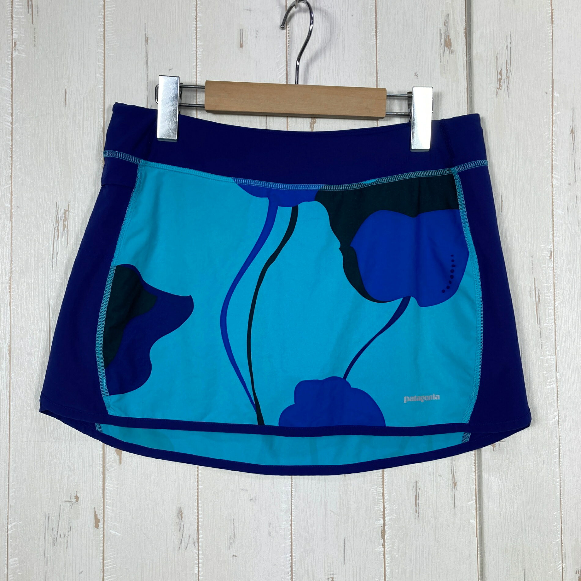 【Girl's XL】【Girl's XL ネイビー系】2011 Patagonia ( パタゴニア ) ガールズ マルチ ユース スカート Girl's Multi Use Skirt CUL Chamonix Floral: Ultramarine ストレッチ ポリエステル ウェア ボトムス スカート z00061652 CUL Chamonix Floral: Ultramarine ネイビー系 ウェア ボトムス スカート ・セカンドギア在庫コード: ITX38JKDJZAC（お問い合わせの際はこちらをお伝え下さい） ・メーカー: Patagonia ( パタゴニア ) ・型番: 67125 ■生産情報 ・生産年: 2011 ・生産期: Spring ・生産国: ベトナム ( Viet Nam ) ■素材情報 ・組成: ポリエステル91% / ポリウレタン9% ・機能: ストレッチ ■サイズ情報 ・Fit: International ・Gender/Age: Girl's ・代表サイズ: XL ・サイズ備考: ガールズXL ■カラー ・カタログカラー: CUL Chamonix Floral: Ultramarine ・カラー系統: ネイビー系 ・カラー系統2: ブルー系 ■コンディション ・グレード: 中古A ※グレーディング目安　 ├ 新品：当店オリジナル製品 ├ 未使用：新古品 ├ 中古S：新品同様 ├ 中古A：美中古 ├ 中古B：良い状態の中古 ├ 中古C：通常使用可能な中古 └ 中古D：通常使用困難な中古 ・コンディション詳細・備考: ■状態スコア：76 / 100 点 ■状態明細：旧モデル / 微細な使用感 / 微細な毛玉（背面右のステッチ） ■スタッフコメントアウトドアブランドらしいカジュアルなデザインを、普段のコーディネートにも取り入れられるパタゴニアのガールズ用スカートです。ポリエステルとポリウレタンの混紡素材を使用しており、一般的な綿素材のスカートとは異なる生地の風合いもポイント。Tシャツやフリースなどと組み合わせて、日常のお出かけから気軽なアウトドアスタイルまで楽しめる一着です。 ■採寸値・実測値 ※全て外寸値です。また、手作業による採寸および簡易な秤による計測のため、誤差はご容赦下さい。 ・総丈: 33cm ・平置胴囲: 74cm ・最大胴囲: 82cm ・すそ幅: 26cm ・総重量（付属品等含む）: 140g ■カタログスペック ※以下はメーカー公表のスペック値をそのままにご紹介するものです。表現・仕様・付属物の有無等、お品物現品との完全な一致をお約束するものではございません。 パタゴニアのガールズ マルチ ユース スカートは、日常のカジュアルスタイルからアウトドアシーンまで幅広く取り入れられるスカートです。ポリエステルを主体としたポリウレタン混紡素材を採用しています。 ■ガールズ用スカート ■素材：ポリエステル91%、ポリウレタン9% ※ ネコポス・圧縮梱包にご理解・ご協力をお願いします ※ こちらのお品物は基本的に『ネコポス』での発送となります。郵便ポストへの投函にて配達完了となります。また、出荷から配達までの追跡は宅急便と同様に可能ですのでご安心下さい。 当店では、コンパクトに梱包することが可能なお品物につきましては『ネコポス』での発送とさせて頂いております。ウェア・バッグ等の一部ファブリック系商品につきましては、『ネコポス』のシビアなサイズ規定を確実にクリアするため、脱気式圧縮袋を使用する場合がございます。それにより、お品物にシワ等が生じる可能性がございます。また、箱に収納されている状態のお品物（未開封品含む）につきましても、箱から出した状態にて梱包させて頂く可能性がございます。 当店では、原則として全品送料無料（店舗負担）にて発送をさせて頂いております。ですが、近年の燃料費・人件費・物価高騰により運送会社送料も上昇傾向にあり、送料の負担・吸収は年々難しくなってきております。お気軽にご注文頂けるよう、引き続き送料無料サービスを継続して参るため、何卒ご理解・ご協力のほどよろしくお願い致します。 なお、『ネコポス』での発送および圧縮梱包にご了承頂けない場合は、ご注文時に別の配送方法を選択下さい。