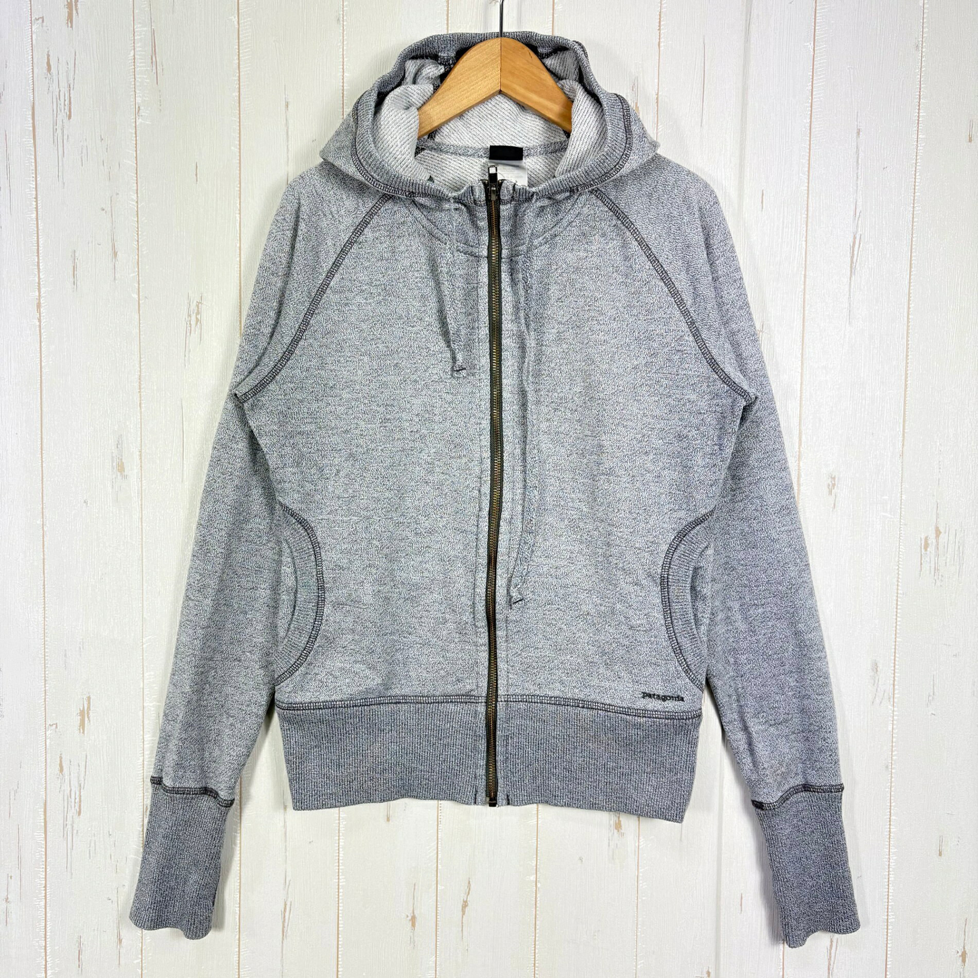 【Women's M】【Women's M グレー系】2013 Patagonia ( パタゴニア ) クラウド スタック フーディ Cloud Stack Hoody FGE フルジップ フリース ラグランスリーブ ポリエステル ウェア トップス インナー シャツ フーディ コットン z00061649 FGE グレー系 ウェア トップス インナー シャツ フーディ コットン ・セカンドギア在庫コード: ITHBS3AAPIMG（お問い合わせの際はこちらをお伝え下さい） ・メーカー: Patagonia ( パタゴニア ) ・型番: 54490 ■生産情報 ・生産年: 2013 ・生産期: Spring ・生産国: インド ( India ) ■素材情報 ・組成: ポリエステル60% / コットン40% ・機能: フルジップ、フードドローコード、ラグランスリーブ ■サイズ情報 ・Fit: International ・Gender/Age: Women's ・代表サイズ: M ■カラー ・カタログカラー: FGE ・カラー系統: グレー系 ■コンディション ・グレード: 中古B ※グレーディング目安　 ├ 新品：当店オリジナル製品 ├ 未使用：新古品 ├ 中古S：新品同様 ├ 中古A：美中古 ├ 中古B：良い状態の中古 ├ 中古C：通常使用可能な中古 └ 中古D：通常使用困難な中古 ・コンディション詳細・備考: ■状態スコア：72 / 100 点 ■状態明細：旧モデル / 【I】経年考慮 / 微細な使用感 / 微細なスレ（袖口・裾の波打ち / 各所スレ）/ 微細な汚れ（左袖口付近などの各所） ■スタッフコメント柔らかな起毛フリースの風合いと、すっきりしたフルジップのデザインが魅力のクラウド スタック フーディです。ポリエステルにオーガニックコットンを組み合わせた杢調の生地は、アウトドアウェアらしい雰囲気を残しながらも、普段のカジュアルな装いになじみます。袖口や裾のリブが全体のシルエットを引き締め、フードのドローコードで首まわりの収まりを調節できるのも便利。キャンプでのくつろぎ時間や、休日の外出など、気負わず羽織りたい場面に似合う一着です。 ■採寸値・実測値 ※全て外寸値です。また、手作業による採寸および簡易な秤による計測のため、誤差はご容赦下さい。 ・身幅: 49cm ・すそ幅: 39cm ・着丈: 57cm ・ゆき丈: 88cm ・総重量（付属品等含む）: 570g ■カタログスペック ※以下はメーカー公表のスペック値をそのままにご紹介するものです。表現・仕様・付属物の有無等、お品物現品との完全な一致をお約束するものではございません。 パタゴニアのクラウド スタック フーディは、ポリエステルとオーガニックコットンを組み合わせた、柔らかな起毛フリース素材のフルジップフーディです。杢調の自然な風合いを持ち、普段着からキャンプ、リラックスタイムまで幅広いシーンに取り入れやすいデザイン。肩まわりにはラグランスリーブを採用し、袖口や裾、ポケット開口部にはリブ編みを配置しています。ドローコードで調節できるフードも備えた、カジュアルな一着です。 ■素材：ポリエステル60%、オーガニックコットン40% ■9.7オンス起毛フリース ■フルジップ仕様 ■ラグランスリーブ ■ドローコード付きフード ■袖口・裾・ポケット開口部にリブ仕様 ■ヒップ丈
