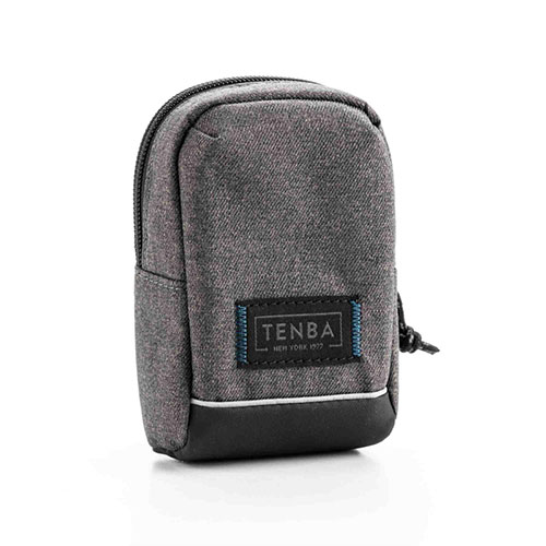 Skyline v2 3 Pouch [Gray]Skyline Seriesは、TENBAの「決して妥協しない」デザイン哲学をあなたの毎日の冒険にもたらします。 スカイラインポーチ3は、大型センサーコンパクトカメラ(ソニーRX-100シリーズやキヤノンパワーショットG7 X Mark III)に適したサイズです。 リアループを使用すると、ポーチをベルトに取り付けることができます。 また、軍用規格のMOLLEストラップにも対応しているので、Tenba Axisのバックパックやミリタリー風のバッグに取り付けることができます。内寸(約) : 横幅7×高さ11×奥行4cm 外寸(約) : 横幅8×高さ12×奥行5cm 製品重量(約) : 70g カメラギア容量 : 大型センサーコンパクトカメラ(ソニーRX-100シリーズ/キヤノンパワーショットG7 X マークIII等)。 耐久性と耐候性に優れた、撥水性の300Dファブリック、YKKジッパー、強化ステッチで構築。 ストラップ付属 背面ベルトループ装備 カラー : グレー 原産国 : 中国■送料 送料無料。但し、沖縄・離島を含む(一部配送不可地域)のご注文は配達不可のためキャンセルさせて頂きます。