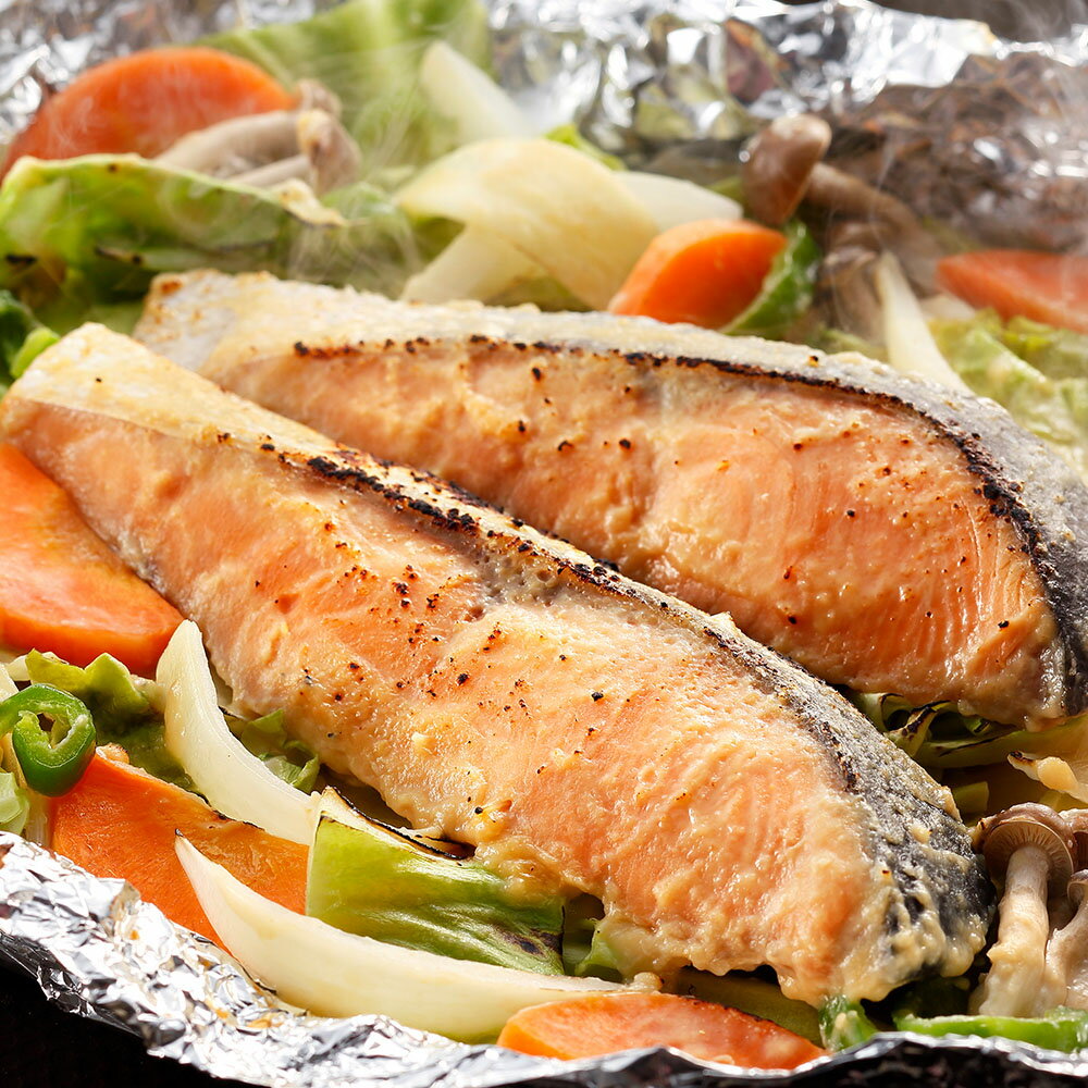 「ちゃんちゃん焼き」は鮭などの魚と野菜を鉄板で焼く料理で、北海道で漁師町の名物料理です。2007年に農林水産省の主催で選定された農山漁村の郷土料理百選でジンギスカン、石狩鍋と共に北海道を代表する郷土料理として選出されております。本来、外で大きな鉄板の上で大胆に焼き上げる料理ですが、いつでもご家庭で手軽に召し上がれる様、ひと手間加えた鮭の切身を特製の味噌たれに漬け込み一枚一枚を小分け真空いたしました。北海道に古くからある浜の漁師料理をご堪能ください。■配送不可地域：北海道・沖縄・離島は配送不可■温度帯：冷凍■原材料名／食品添加物：●鮭のちゃんちゃん焼き：白鮭(知床羅臼産)、味噌、砂糖、還元水飴、清酒、みりん、玉ねぎ、(一部にさけ・大豆を含む)●味噌たれ：味噌、砂糖、還元水飴、清酒、みりん、玉ねぎ、(一部にさけ・大豆を含む)■保存方法：要冷凍(-18°C)以下で保存して下さい■賞味期限：出荷日より30日■規格：ちゃんちゃん焼き用秋鮭味噌漬切身80g×16枚、添付味噌たれ30g×16袋■サイズ(mm)：430×255×115