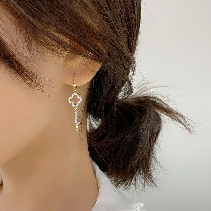 樂天商城 - ロック キー モチーフ ビジュー ピアス 揺れピアス ゴールド 金色 華奢ピアス デザイン ピアス 大人 上品 エレガント 華奢 アクセサリー ジュエリー レディース お出かけ オフィス OL ins 韓国 旅行 結婚式 ママ ママファッション ガール