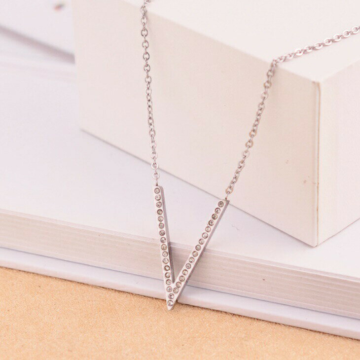 ダイヤ埋め込みV形ネックレス 韓国 チタンゴールドメッキ 高見え 普段用アクセサリー 上品 エレガント 華奢 アクセサリー ジュエリー レディース お出かけ オフィス ins ママ ママファッション ガール 大人コーデ 大人カジュアル ナチュラル