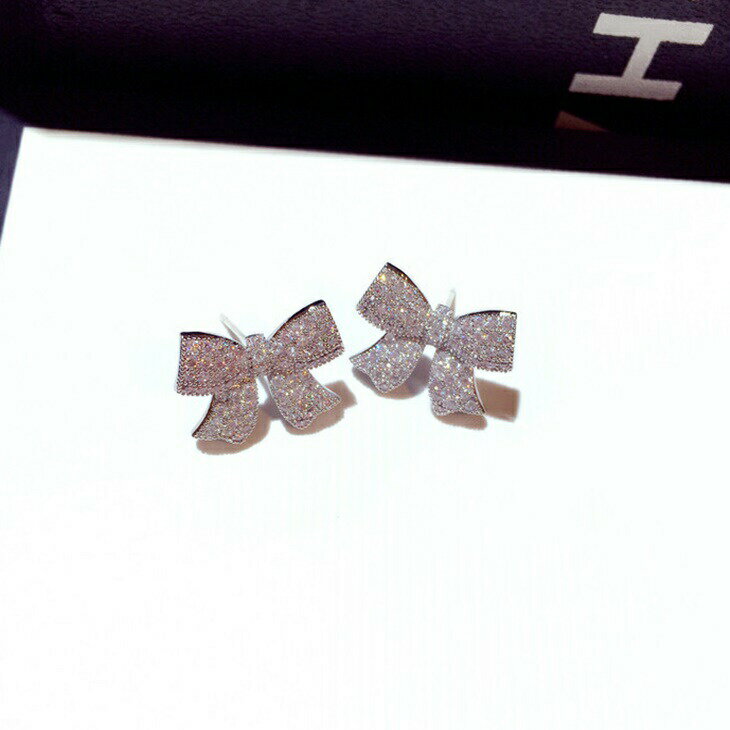 樂天商城 - キラキラシルバーダイヤモンドバタフライピアス 綺麗見え 高見え 普段用イヤアクセサリー 大人 上品 エレガント 華奢 アクセサリー ジュエリー レディース お出かけ オフィス ins ママ ママファッション ガール 大人コーデ 大人カジュアル ナチュラル