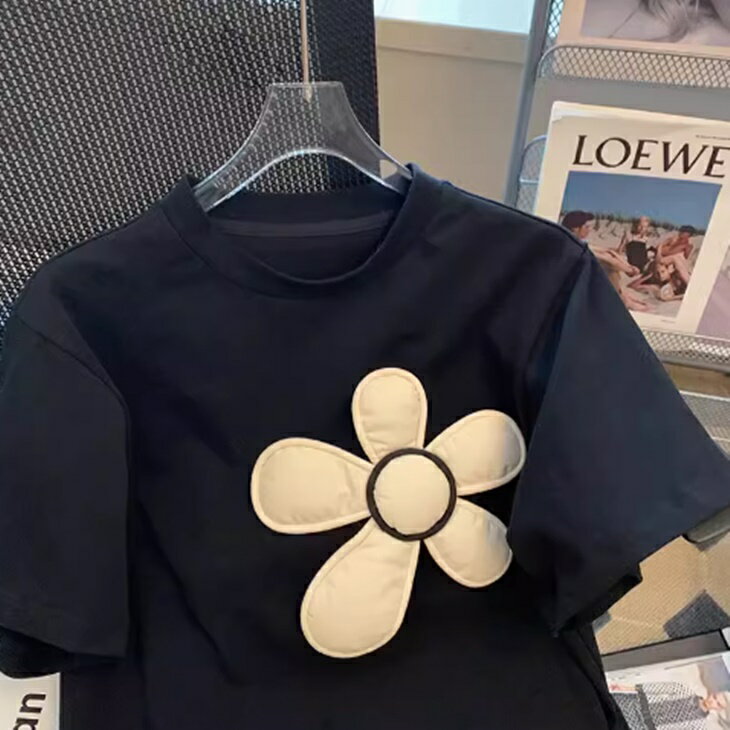 大きな花柄が可愛い レディース ゴルフウエア 半袖 Uネック Tシャツ 普段着使いにも カジュアルゴルフウエア 動きやすい 素材 オールシーズン対応 ゴルフセットアップ 春夏秋冬ゴルフ サマーシャツ インポートカジュアル ゴルフウエア