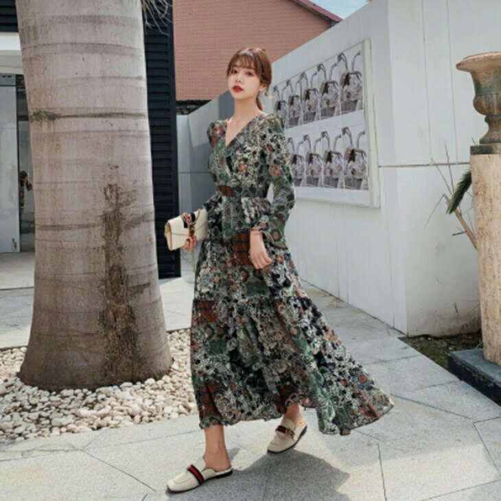 シフォンワンピース フローラルワンピ Vネックワンピ お出かけワンピ シンプルワンピ 大人カジュアル 大人ファッション アラフィフコーデ 大人韓国コーデ Ins アラフォーコーデ アラサーコーデ 大人コーデ 海外 アラサーファッション