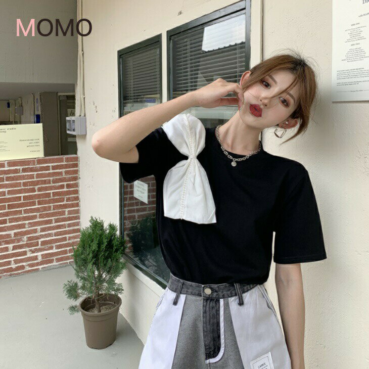 大きなボウタイ付きのシャツブラウス...