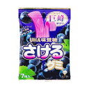 「さけるグミ」に巨峰果汁を使用した「巨峰味」が新登場！！ もちっとした食感で、濃厚な風味が楽しめます。 好みの大きさにさいて食べることが出来る新感覚のシートグミです。友達や家族でシェアできるピロー7枚入りです。 【内容量】7枚【入数】80コ 【2023/05/01発売】