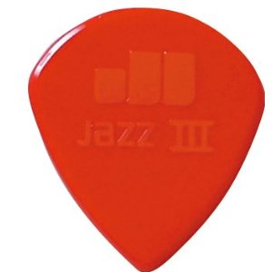 テクニカル系ギタリストに人気のJAZZIII コンパクトなサイズと弦離れの良さでジャズ系ロック系を問わずテクニカルなギタリストに支持者の多いピック。 厚み：1.38mm　