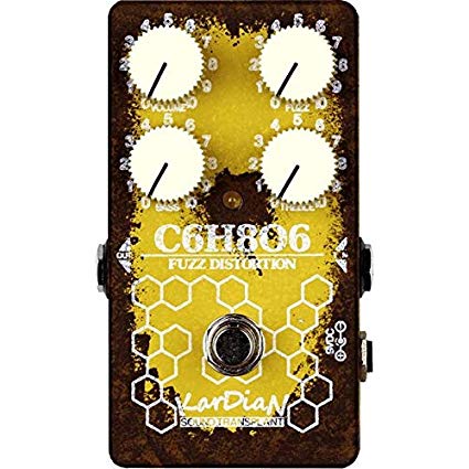 this pedal has 5 hearts. 力強く指先にまで命を伝える鼓動の声。 それは生命のリズムを感じさせ、脈々と受け継がれてきた原初から現在までの歴史を内包しています。ドライブペダルにもまた現在へと繋がるはじまりがあり、その長い歴史を形作ったのは間違いなく”あのサウンド”なのです。われわれ、KarDiaNが送り出す初のファズペダル、その名は「ビタミンC」です。 数多く存在するファズペダルの中でもひときわ異彩を放ち、なおかつ絶大な人気を誇る”Big Muff”。そのオールドには、より魅惑的なサウンドが存在し熱心なファンの心を掴んで離しません。しかしビンテージならではの、いわゆる現代の現場環境にそぐわない仕様がいくつか存在していました。そんな中、われわれは貴重な”Ramb's Head期”の個体を入手しそれを分析することに尽力しました。そこからさらに現代における”Big Muff”のあり方を定義し直そうと開発に挑みました。 C6H806/ビタミンCは、通常用いられる4つの心臓（トランジスタ）ではなく、トランジスタとFETからなる5つの心臓を備えています。それにより、ゲイン量を落とした際にも煌びやかな高音が失われず、未体験のオーバードライブサウンドをもたらしてくれます。加えてファズペダルには珍しい2EQの採用により、さらに自在なサウンドメイキングが可能です。また5つの素子でゲインアップを分割したことにより、前段に接続されたバッファーペダルの影響を受けにくく、現代のシステムボードに合わせた自由なレイアウトが選択できます。 5つの心臓が伝えるもの——。 それはオールド”Big Muff”のDNAと現代のギタリストが求める繊細な仕様なのです。 COMPONENTS シグナルラインを担う抵抗にはアムトランス社の非磁性体素材を使用し、ビンテージライクなあたたかみや柔らかさを持ちながらも徹底したノイズレスを実現させました。 カップリングコンデンサにMallory150を使用することで、ファズサウンドに独特の倍音を付加し伸びやかなサスティーンを与えます。 DESIGN C6H8O6/ビタミンCは偉大なオールド・インストゥルメントに敬意を表し、手作業による独自のレリック加工を施しています。 それは長年、ギタリストと共にステージに立ち続けたかのような風合いを持ち、そのサウンドと同じくあなたの足元でゴールデンエイジの息吹を感じさせてくれるでしょう。 また塗装は二層になっており、表面の一層目が剥げると下地である錆び色が顔を出すようになっています。 これにより、あなただけのさらなるレリック感を得ることが可能です。 SPECS トゥルーバイパス 9VセンターマイナスDC電源(電池可) 寸法 121mm(W) × 72mm(D) × 55mm(H) 282g ボディ下部にプレートが付いたリニューアルデザインモデルとなります。 DISCLAIMER 製品の改良等により、予告なく仕様が変更となることがございます。 また画像はサンプルです。塗装仕上げは1台ずつ微妙に異なりますので、あらかじめご了承ください。　