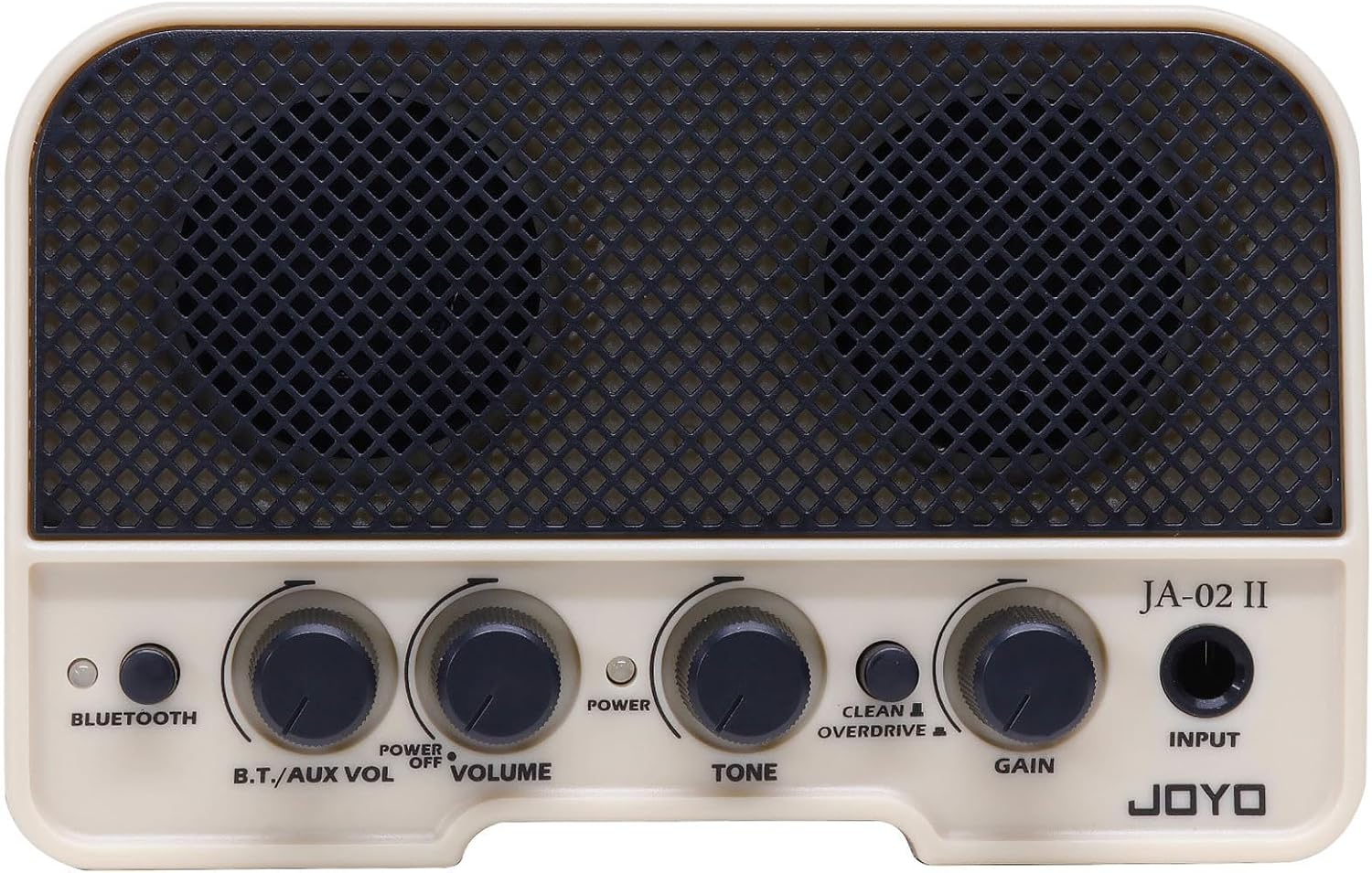 レトロなデザインがおしゃれなBluetooth搭載の5W充電式アンプです。コンパクトなサイズながらも、スピーカーを二基搭載し、広がりのあるサウンドを実現。Clean/Overdrive切り替えスイッチを搭載し、歪みサウンドでのプレイも可能。ヘッドホンアウトを使用して、周囲を気にせず練習も可能です。さらにBluetooth搭載なので、スマートフォンや音楽プレイヤーから音源再生が可能。USB TypeCで充電可能な充電式なので、エコで持ち運びに便利なコンパクトアンプです。 電源：5VDC,1A（内蔵電池：3.7Vリチウムポリマーバッテリー2000mA） 満充電時間：2~2.5時間 演奏可能時間：2.5~3.5時間 出力：5W 入力インピーダンス：Guitar:1MΩ、 AUX:10kΩ スピーカーインピーダンス：4Ω サイズ：147 x 96 x 75mm 重量：約330g パッケージサイズ：165 x 110 x 90mm 生産国：中国