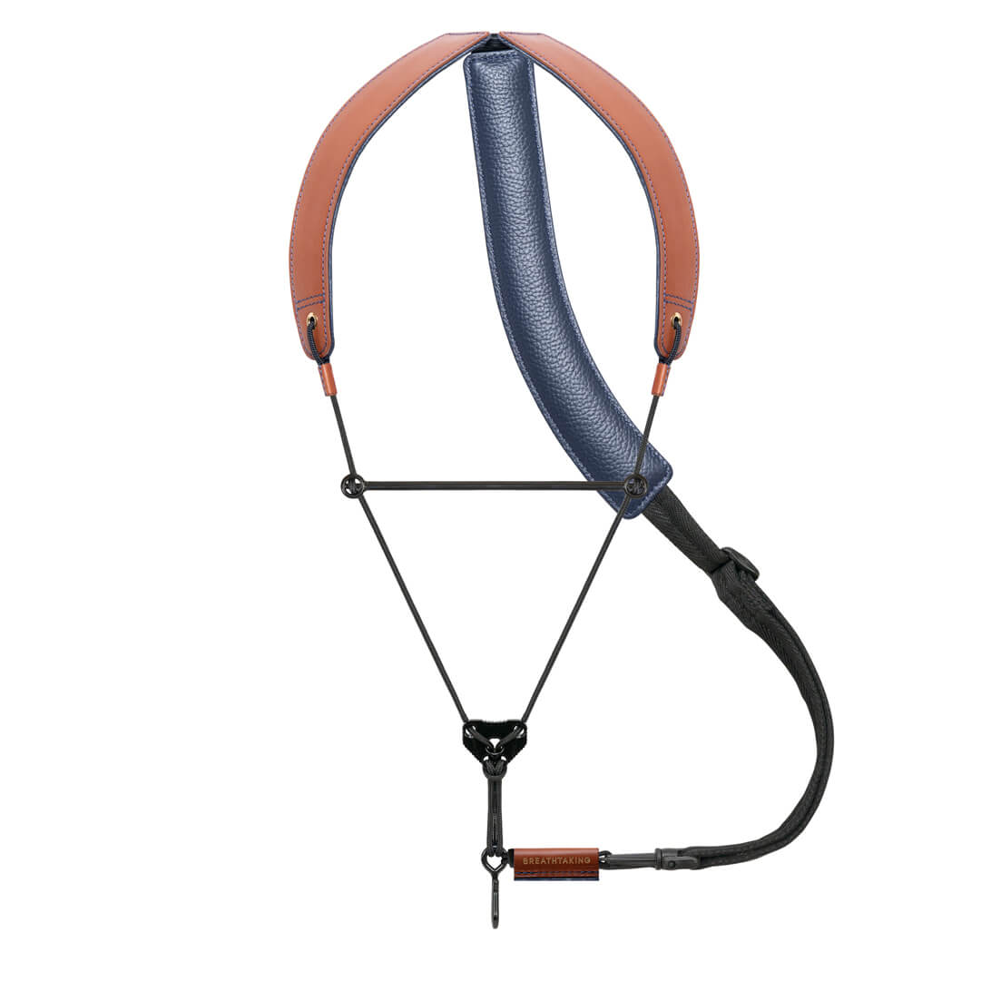 コンセプトは「2色が織りなす彩り」 深みのある表面カラーと、裏面にしのばせたアクセントカラー。 さりげなく見え隠れする洗練された差し色が個性を引き出し、 手に取るたびに高揚感をもたらします。 上質な革の質感と色彩のコントラストがお洒落心をくすぐる、 自分だけの特別感を味わえるモデルです。 ※限定モデルにつきましてはフックの形状はオープンモデルのみとなります。 【サイズ】 S（女性7〜9号/男性S〜M） M（女性9号大きめ〜11号/男性M大きめ〜L） L（女性13号〜/男性L大きめ） *洋服のサイズで表示しています。 (冬など厚着でご利用される場合は大きめをお選び下さい) *アルトサックスを基準にしています。 (テナー＆バリトンサックスにご利用の場合は大きめをお選び下さい) ※サイズ選択時に迷われた時やご質問等がありましたら、お気軽にご連絡下さいませ♪ 商品開封後の交換はお受けできませんのでご注意下さい。 【breathtaking(ブレステイキング)サックスストラップ】 〜Professionally　made　for　 　　　　　　　saxophone　playyers〜 breathtaking(ブレステイキング)は呼吸の苦しさや首の負担を軽減し 音の響きを良くする。 今までにない全く新しいサクソフォンストラップです。 『ライザ』(Lithe)とは"しなやかで柔らかな"という意味を持ち、軽やかな付け心地で、使い込むほどに体にフィットするように改良されております。 ※入荷次第の発送を予定しております。お届けは12/5日以降となる予定です。入荷のタイミングによってはご希望のお届け日に配達できない可能性がございますので予めご了承くださいませ。　