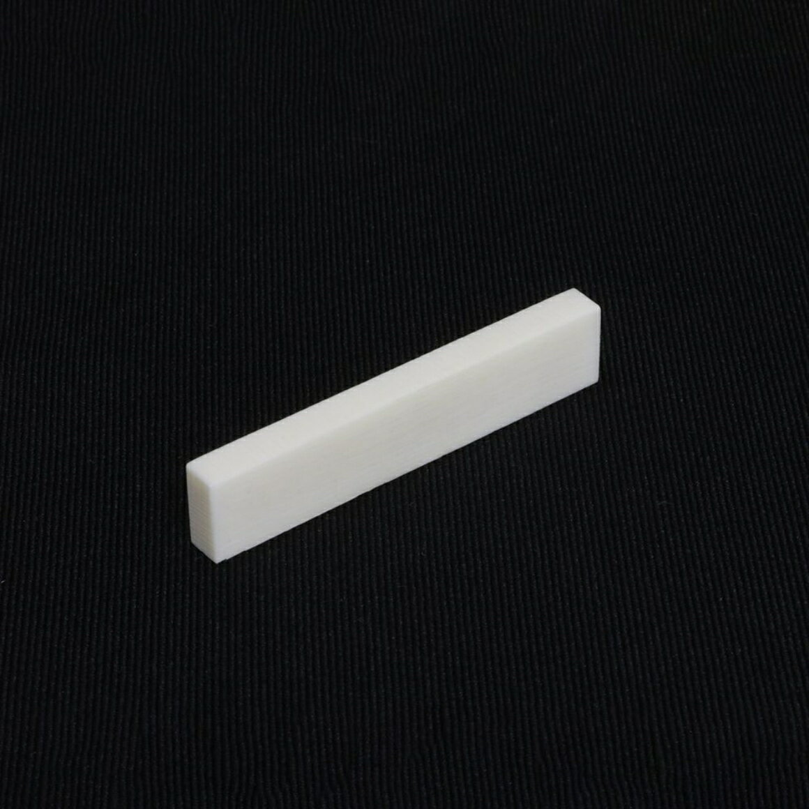 ボーンナット BNK-19 (56x11x5mm、クラシックギター用) ギターパーツに関する注意事項 ・ 商品画像はイメージになります。 カラー、サイズ等は商品名・商品説明文をご参照下さい。 ・ ギターパーツに関しては全て消耗品扱いとなり、保証対象外商品となります。 ・ サイズやカラーの注文間違いによる商品の返品・ご交換は一切お受け致しかねます。 ・ ギターパーツはメーカー取り寄せ商品となります。 ご注文後のキャンセルは一切お受け出来ませんのでご了承の上、ご注文下さい。