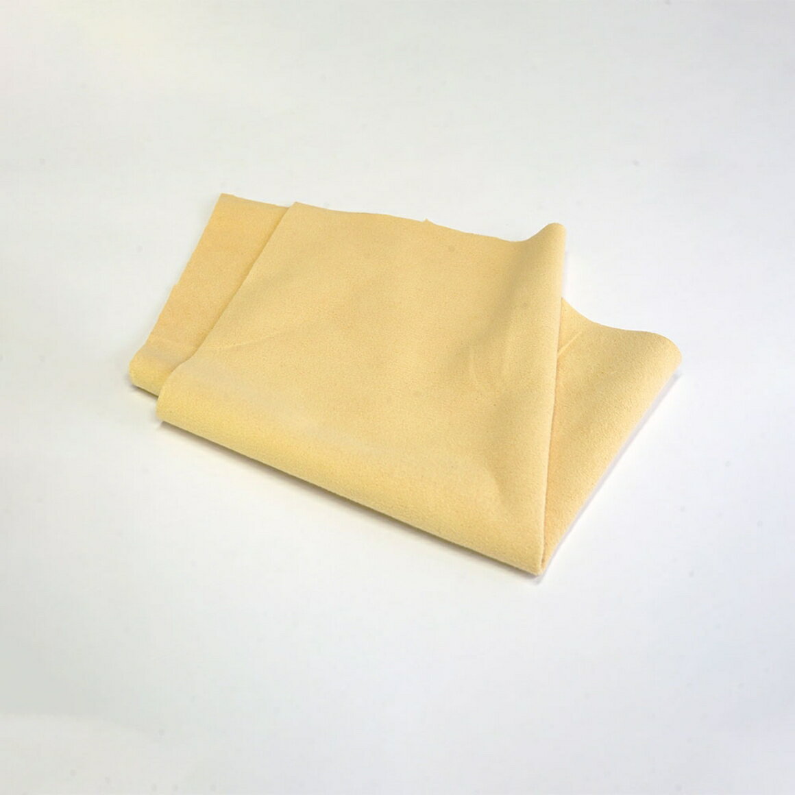 エゾシカの革を使用したセームクロスです。 汚れの拭き取りの他、セームに含まれる油分によるコーティング効果も期待できます。 エゾシカは明治時代初めに絶滅危惧種として保護されたため、個体数が急増し農林環境への悪影響や農作物の被害、自動車との衝突事故などが深刻な問題となっており2010 年以降、毎年10万頭以上が個体数調整のため捕獲されています。 本製品に使用されるエゾシカはクロスを製造する為に捕獲する訳ではなく害獣駆除の対象であるため、捕獲の際の銃弾痕や傷、革の厚みのバラツキなどがございます。しかし駆除されるエゾシカの大切な命を無駄なく使わせて頂くため、こうした部位も廃棄せず良品としております。その旨をご理解頂きますようお願い致します。 ※注意 　修理・メンテナンスは自己責任でおこなってください。修理・メンテナンスにともなう損害の補償はいたしかねます。