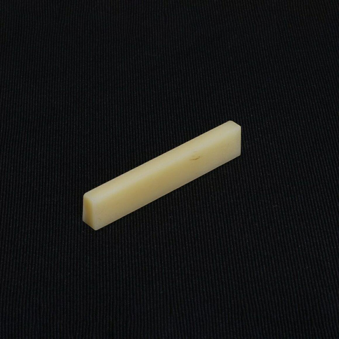 ビンテージボーン NT536 (ナット材、53x10x4.5/6mm、ギブソンタイプ) ギターパーツに関する注意事項 ・ 商品画像はイメージになります。 カラー、サイズ等は商品名・商品説明文をご参照下さい。 ・ ギターパーツに関しては全て消耗品扱いとなり、保証対象外商品となります。 ・ サイズやカラーの注文間違いによる商品の返品・ご交換は一切お受け致しかねます。 ・ ギターパーツはメーカー取り寄せ商品となります。 ご注文後のキャンセルは一切お受け出来ませんのでご了承の上、ご注文下さい。