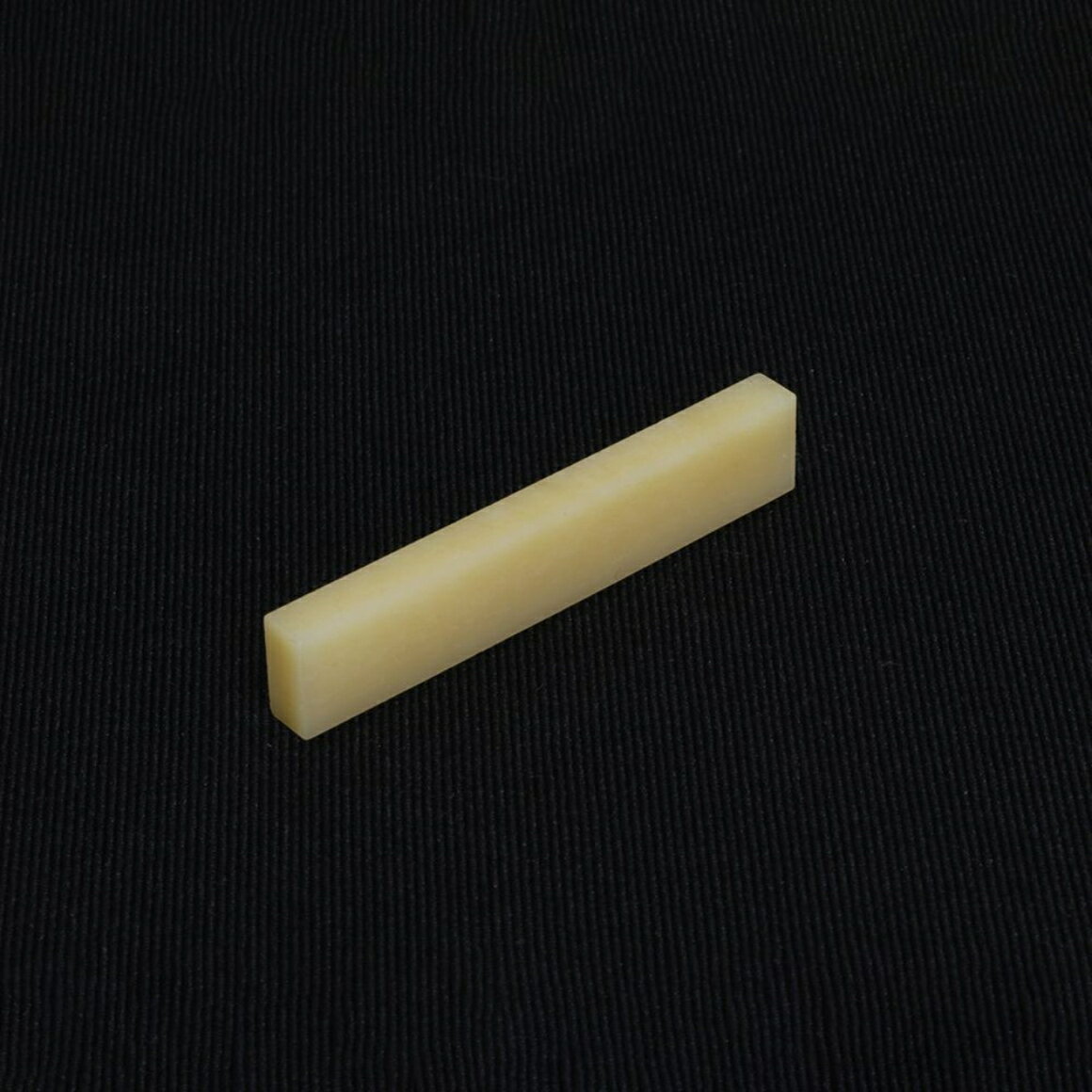 ビンテージボーン NTVBG (ナット材、55x10x5mm、ギブソンタイプ) ギターパーツに関する注意事項 ・ 商品画像はイメージになります。 カラー、サイズ等は商品名・商品説明文をご参照下さい。 ・ ギターパーツに関しては全て消耗品扱いとなり、保証対象外商品となります。 ・ サイズやカラーの注文間違いによる商品の返品・ご交換は一切お受け致しかねます。 ・ ギターパーツはメーカー取り寄せ商品となります。 ご注文後のキャンセルは一切お受け出来ませんのでご了承の上、ご注文下さい。