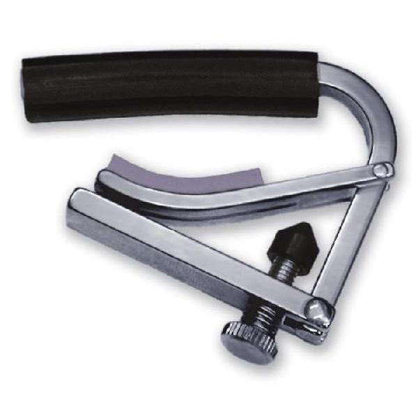 SHUBBカポを一度使うと、他のものを使わなくなる特別な理由・・・ それは独創的なデザインだけでなくパテント取得のロック機構にあるでしょう。 使いやすさと、精密さ及び速さは他に類を見ません。 さらに、専用設計されたゴムは柔らかく弾力性があり、まるで指先のようです。 カポのおさえる力により弦がベンドされチューニングが狂う様なこともありません。 もっともポピュラーなカポとして君臨するSHUBBカポはプレイヤー必携です。 【仕様】 素材／カラー：アルミ／ニッケルメッキ 用途：クラシックギターのようなフラット・ワイドな指板向き