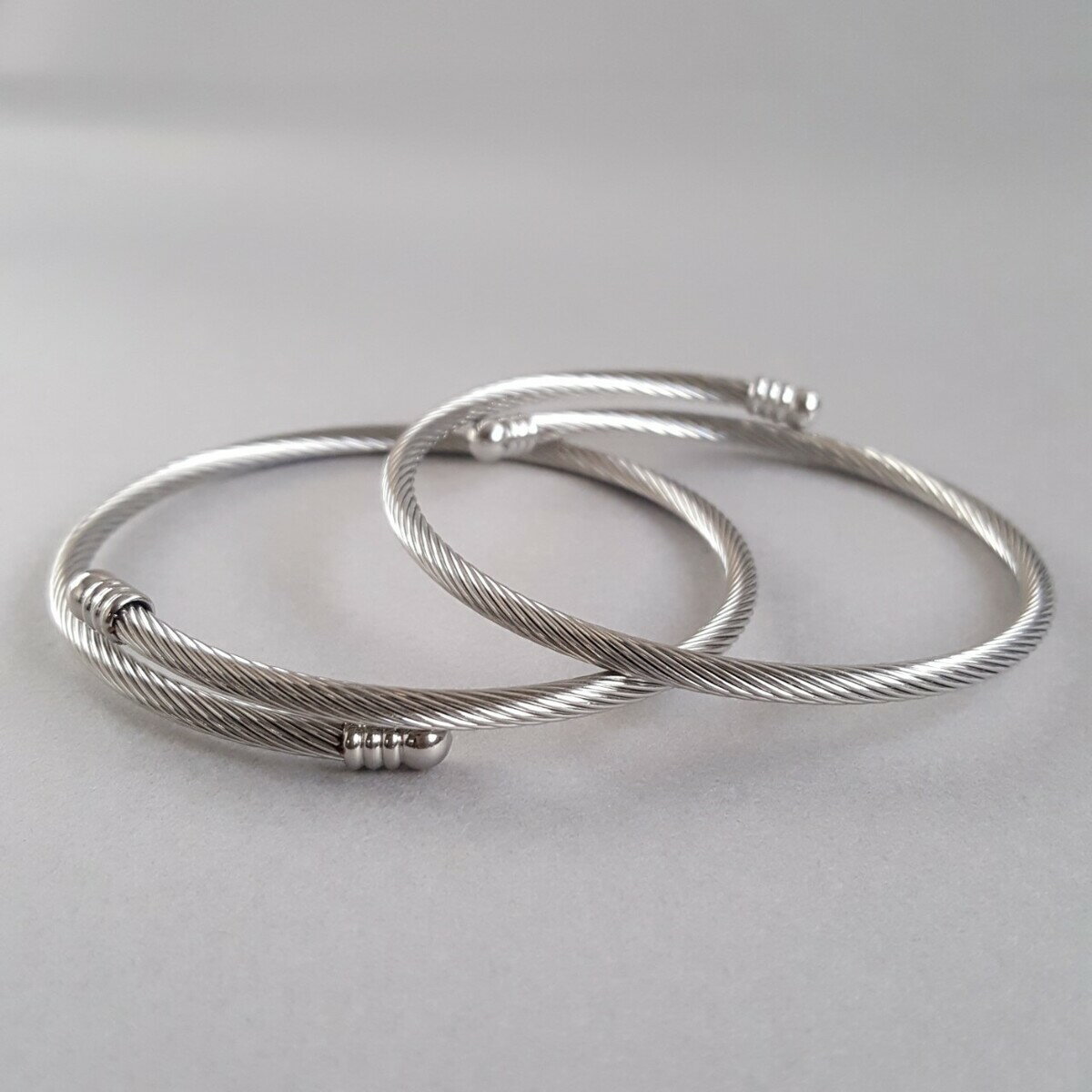 ステンレス製 バングル ワイヤー シルバー サージカルステレンス 本ロジウムメッキ シンプル ギフト おしゃれ プレゼント つけっぱなし スタイリッシュ ブレス...
