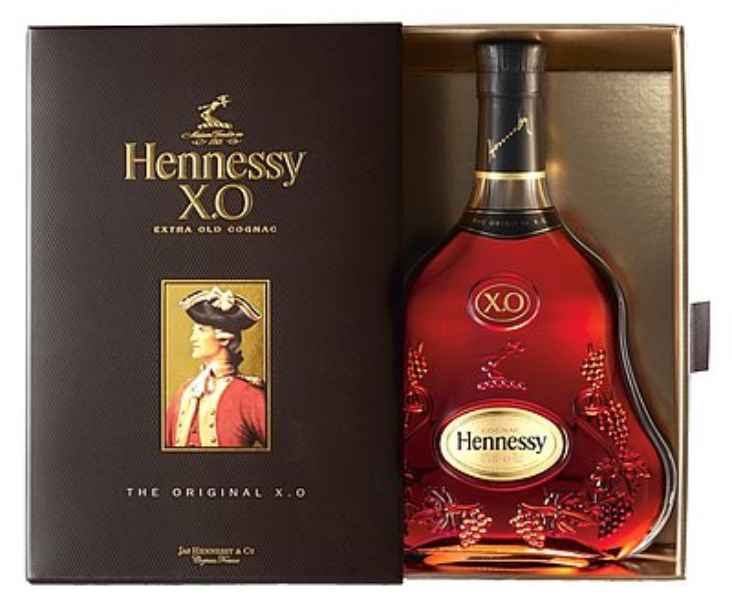ヘネシー(Hennessy)はコニャック界で圧倒的な人気とシェアを誇るトップブランドです。 1765年にアイルランド出身のリチャード・ヘネシーによって創業されました。 ヘネシーは、今まで樽売りしかしていなかったコニャックを初めて瓶詰めし、販売したことで非常に有名です。 また、XOという表示を考案したのもヘネシーです。 この革新的なヘネシーの高級品であるXOは、100種類の原酒をブレンドして造り上げており、その原酒の中には今世紀初頭のものまで含まれています。 香りは言うまでもなく奥行きがあり、力強く、味わいは円熟したまろやかさと品格のある世界中から愛される最高級品です。
