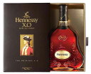 ヘネシー(Hennessy)はコニャック界で圧倒的な人気とシェアを誇るトップブランドです。 1765年にアイルランド出身のリチャード・ヘネシーによって創業されました。 ヘネシーは、今まで樽売りしかしていなかったコニャックを初めて瓶詰めし、販売したことで非常に有名です。 また、XOという表示を考案したのもヘネシーです。 この革新的なヘネシーの高級品であるXOは、100種類の原酒をブレンドして造り上げており、その原酒の中には今世紀初頭のものまで含まれています。 香りは言うまでもなく奥行きがあり、力強く、味わいは円熟したまろやかさと品格のある世界中から愛される最高級品です。