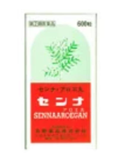 お買い上げいただける個数は5個までです 一般用医薬品 : センナ・アロエ丸 医薬品情報 製品名 センナ・アロエ丸 製造販売元 日野薬品（株） 医薬品分類 一般用医薬品 小分類 瀉下薬（下剤） 一般用医薬品分類 リスク区分 指定第2類医薬品 リスク区分 包装 600丸，5000丸 成分 (20丸(1.95g)中) センナ 1.2g アロエ 0.35g 添加物 デキストリン 色 黒 本文情報 効果・効能 便秘。便秘に伴う次の症状の緩和：頭痛，のぼせ，肌あれ，吹出物，食欲不振（食欲減退），腹部膨満，腸内異常醗酵，痔 特徴 センナ・アロエ丸は就寝時に服用しますと，翌朝には効果があらわれます。服用する間隔をのばしていくと，規則正しい排便の習慣をつけ，便秘による，肌あれ，吹出物，のぼせなどの解消に役立ちます。 使用上の注意 ■してはいけないこと （守らないと現在の症状が悪化したり，副作用が起こりやすくなる） 1．本剤を服用している間は，次の医薬品を服用しないでください 　他の瀉下薬（下剤） 2．授乳中の人は本剤を服用しないか，本剤を服用する場合は授乳を避けてください 3．大量に服用しないでください ■相談すること 1．次の人は服用前に医師，薬剤師又は登録販売者に相談してください 　（1）医師の治療を受けている人。 　（2）妊婦又は妊娠していると思われる人。 　（3）薬などによりアレルギー症状を起こしたことがある人。 　（4）次の症状のある人。 　　はげしい腹痛，吐き気・嘔吐 2．服用後，次の症状があらわれた場合は副作用の可能性があるので，直ちに服用を中止し，この添付文書を持って医師，薬剤師又は登録販売者に相談してください ［関係部位：症状］ 皮膚：発疹・発赤，かゆみ 消化器：はげしい腹痛，吐き気・嘔吐 3．服用後，次の症状があらわれることがあるので，このような症状の持続又は増強が見られた場合には，服用を中止し，この添付文書を持って医師，薬剤師又は登録販売者に相談してください 　下痢 4．1週間位服用しても症状がよくならない場合は服用を中止し，この添付文書を持って医師，薬剤師又は登録販売者に相談してください 用法・用量 1回15才以上8〜10丸，14〜11才5〜6丸，10〜7才4〜5丸，1日2回朝夕空腹時（又は食前あるいは食間）。 かまずに服用 7才未満は服用しない 用法に関する注意 （1）用法・用量を厳守してください。 （2）小児に服用させる場合には，保護者の指導監督のもとに服用させてください。 （3）便通の改善がみられたら量を減らしてください。 保管及び取り扱いに関する注意 （1）直射日光の当たらない湿気の少ない涼しい所に密栓して保管してください。（天然の植物製剤のため吸湿し，カビが生えたり，虫がつくこともあります。） （2）小児の手のとどかない所に保管してください。 （3）他の容器に入れ替えないでください。 　（誤用の原因になったり品質が変わります。） （4）使用期限の過ぎた製品は使用しないでください。 （5）ビンの中の詰め物は，フタをあけた後はすててください。 　（詰め物は丸剤の破損防止用です。） 会社情報 問い合わせ先 日野薬品株式会社 フリーダイヤル　0120-898-004 電話　06-6231-5847 製造販売元住所等 日野薬品株式会社 大阪市中央区道修町2-3-15 広告文責 （有）ミカワ薬局　06-6673-1055 メーカー 日野薬品株式会社 製造国 日本 区分 【第(2)類医薬品】 ●副作用被害救済制度のお問い合わせ先 (独)医薬品医療機器総合機構 電話0120-149-931(フリーダイヤル) 文責：有限会社ミカワ薬局　　　薬剤師：川辺隆子 本品は医薬品です。使用上の注意をよく読んでご使用ください。 使用期限：使用期限まで半年以上あるものをお送りします 医薬品販売に関する記載事項