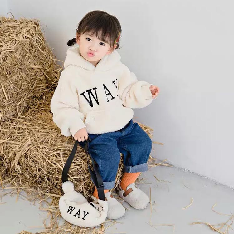 トップス 裏ボア 送料無料 ふわふわ 男の子 ボア もこもこ 裏起毛 暖かい 女の子 秋服 バッグ付き パーカー フード 送料無料 プルパーカー 防寒 キッズ あったか ボアパーカー 子供服 保温 子ども服 ロゴ ボア 秋 冬服 通園 通学 90 100 110 120 130 パーカー 3