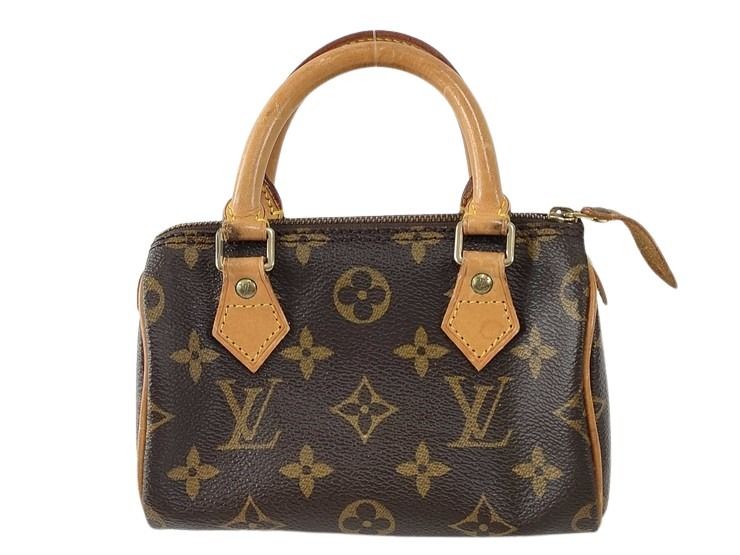 送料無料 LOUIS VUITTON ルイヴィトン ナノスピーディ ハンドバッグ M81085 ギフト ファッション アウトレット価格級 セール sale きれいめ 普段使い 誕生日 大人女子 オフィス カジュアル ギフト 通勤バッグ ミニバッグ 記念日 小ぶり フォーマル プレゼント 商品番号： 2613083007142 ブランド： LOUIS VUITTON ルイヴィトン アイテム： ハンドバッグ モデル・ライン： ナノスピーディ 生産国： フランス 型番： M81085 シリアル： TH0975 対象： レディース 状態ランク： 総合：中古ABランク 外側：中古ABランク（スレ、汚れ、傷、剥げ、ヤケ、金具部青錆） 内側：中古ABランク（スレ、汚れ、擦切れ、金具部青錆） 仕様： ・開閉式： ファスナー 　・外側： - 　・内側： - サイズ： ・[縦]約10cm 　・[横]約15cm 　・[マチ]約7.2cm※素人実寸ですので誤差はご了承ください。 素材： モノグラム カラー： ブラウン※ご覧頂くパソコン・モニターにより、色合いが違って見える事があります。 付属品： なし（現品のみ）※画像に載っているものが全てとなります。 備考： アイコニックなモノグラム柄が魅力のナノスピーディ。小さくても存在感があり、コーディネートのアクセントにぴったりです。アクセサリー感覚で身につけたい逸品。 商品状態ランクの説明 新品 新品未使用の商品 未使用展示品 展示などでわずかな傷や経年変化がみられるお品 中古Sランク ほぼ使用感のない、超美品のリサイクル品 中古SAランク Sランクに近いAランクより綺麗なリサイクル品 中古Aランク 多少の使用感はありますが、状態の良いリサイクル品 中古ABランク Aランクより多少の使用感があるリサイクル品 中古Bランク 使用感や傷があるリサイクル品 中古BCランク Bランクより多少の使用感があるリサイクル品 中古Cランク かなりの使用感があり、傷や劣化が目立つリサイクル品 中古ジャンク 商品ごとに、商品ランク説明で詳しく説明しています送料無料 LOUIS VUITTON ルイヴィトン ナノスピーディ ハンドバッグ M81085 ◆商品番号： 2613083007142 ◆ブランド： LOUIS VUITTON ルイヴィトン ◆アイテム： ハンドバッグ ◆モデル・ライン： ナノスピーディ ◆生産国： フランス ◆型番： M81085 ◆対象： レディース ◆状態ランク： 総合：中古ABランク 外側：中古ABランク（スレ、汚れ、傷、剥げ、ヤケ、金具部青錆） 内側：中古ABランク（スレ、汚れ、擦切れ、金具部青錆） ◆仕様： ・開閉式： ファスナー 　・外側： - 　・内側： - ◆サイズ： ・[縦]約10cm 　・[横]約15cm 　・[マチ]約7.2cm ※素人実寸ですので誤差はご了承ください。 ◆素材： モノグラム ◆カラー： ブラウン ※ご覧頂くパソコン・モニターにより、色合いが違って見える事があります。 ◆付属品： なし（現品のみ） ※画像に載っているものが全てとなります。 ◆備考： アイコニックなモノグラム柄が魅力のナノスピーディ。小さくても存在感があり、コーディネートのアクセントにぴったりです。アクセサリー感覚で身につけたい逸品。