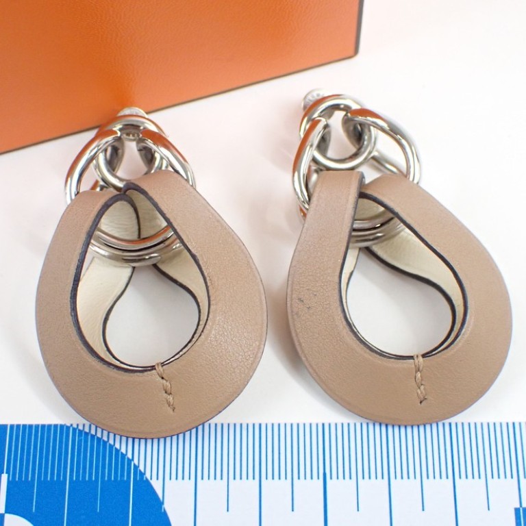 送料無料 HERMES エルメス ヴィルヴォルト ピアス - ギフト ファッション アウトレット価格級 セール sale 小物 女性 フォーマル アクセサリー カジュアル ギフト オフィス プレゼント メンズ ファッションピアス レディース 商品番号： 2606043008043 ブランド： HERMES エルメス アイテム： ピアス モデル・ライン： ヴィルヴォルト 生産国： フランス 型番： - シリアル： U刻印 対象： レディース 状態ランク： 総合：中古Aランク（スレ、汚れ） 仕様： サイズ： ・[縦]約6cm 　・[横]約3.7cm※素人実寸ですので誤差はご了承ください。 素材： メタル×ヴォースイフト カラー： チャイ（ブラウン系）×ナタ（ホワイト系）※ご覧頂くパソコン・モニターにより、色合いが違って見える事があります。 付属品： 箱 保存袋(劣化)※画像に載っているものが全てとなります。 備考： エルメスのヴィルヴォルトピアスは、チャイとナタのバイカラーが上品なアクセントになります。小ぶりながらも存在感があり、耳元で揺れるたびにさりげない輝きを放ちます。日常の装いを華やかに彩るアイテムです。 商品状態ランクの説明 新品 新品未使用の商品 未使用展示品 展示などでわずかな傷や経年変化がみられるお品 中古Sランク ほぼ使用感のない、超美品のリサイクル品 中古SAランク Sランクに近いAランクより綺麗なリサイクル品 中古Aランク 多少の使用感はありますが、状態の良いリサイクル品 中古ABランク Aランクより多少の使用感があるリサイクル品 中古Bランク 使用感や傷があるリサイクル品 中古BCランク Bランクより多少の使用感があるリサイクル品 中古Cランク かなりの使用感があり、傷や劣化が目立つリサイクル品 中古ジャンク 商品ごとに、商品ランク説明で詳しく説明しています送料無料 HERMES エルメス ヴィルヴォルト ピアス - ◆商品番号： 2606043008043 ◆ブランド： HERMES エルメス ◆アイテム： ピアス ◆モデル・ライン： ヴィルヴォルト ◆生産国： フランス ◆型番： - ◆対象： レディース ◆状態ランク： 総合：中古Aランク（スレ、汚れ） ◆仕様： ◆サイズ： ・[縦]約6cm 　・[横]約3.7cm ※素人実寸ですので誤差はご了承ください。 ◆素材： メタル×ヴォースイフト ◆カラー： チャイ（ブラウン系）×ナタ（ホワイト系） ※ご覧頂くパソコン・モニターにより、色合いが違って見える事があります。 ◆付属品： 箱 保存袋(劣化) ※画像に載っているものが全てとなります。 ◆備考： エルメスのヴィルヴォルトピアスは、チャイとナタのバイカラーが上品なアクセントになります。小ぶりながらも存在感があり、耳元で揺れるたびにさりげない輝きを放ちます。日常の装いを華やかに彩るアイテムです。