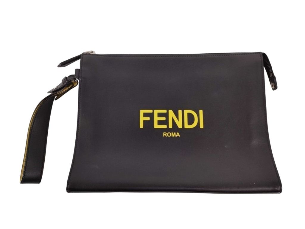 送料無料 FENDI フェンディ フラットスリム クラッチバッグ 7VA491 ギフト ファッション アウトレット価格級 セール sale バック セカンドバッグ ビジネス 高級感 鞄 フォーマル BAG メンズ かばん 紳士用 上質 商品番号： 2430073007351 ブランド： FENDI フェンディ アイテム： クラッチバッグ モデル・ライン： フラットスリム 生産国： イタリア 型番： 7VA491 シリアル： - 対象： メンズ 状態ランク： 総合：中古ABランク 外側：中古ABランク（スレ、傷） 内側：中古ABランク（スレ、汚れ） 仕様： ・開閉式： ファスナー 　・外側： - 　・内側： ポケット2、カードポケット6 サイズ： ・[縦]約20cm 　・[横]約27cm 　・[マチ]約5cm※素人実寸ですので誤差はご了承ください。 素材： レザー カラー： ブラック イエロー※ご覧頂くパソコン・モニターにより、色合いが違って見える事があります。 付属品： なし（現品のみ）※画像に載っているものが全てとなります。 備考： 鮮やかなイエローがアクセントになった、フェンディのフラットスリムクラッチバッグです。レザーの質感と機能的な内装で、日常使いから特別な日まで、スマートに活躍します。 商品状態ランクの説明 新品 新品未使用の商品 未使用展示品 展示などでわずかな傷や経年変化がみられるお品 中古Sランク ほぼ使用感のない、超美品のリサイクル品 中古SAランク Sランクに近いAランクより綺麗なリサイクル品 中古Aランク 多少の使用感はありますが、状態の良いリサイクル品 中古ABランク Aランクより多少の使用感があるリサイクル品 中古Bランク 使用感や傷があるリサイクル品 中古BCランク Bランクより多少の使用感があるリサイクル品 中古Cランク かなりの使用感があり、傷や劣化が目立つリサイクル品 中古ジャンク 商品ごとに、商品ランク説明で詳しく説明しています送料無料 FENDI フェンディ フラットスリム クラッチバッグ 7VA491 ◆商品番号： 2430073007351 ◆ブランド： FENDI フェンディ ◆アイテム： クラッチバッグ ◆モデル・ライン： フラットスリム ◆生産国： イタリア ◆型番： 7VA491 ◆対象： メンズ ◆状態ランク： 総合：中古ABランク 外側：中古ABランク（スレ、傷） 内側：中古ABランク（スレ、汚れ） ◆仕様： ・開閉式： ファスナー 　・外側： - 　・内側： ポケット2、カードポケット6 ◆サイズ： ・[縦]約20cm 　・[横]約27cm 　・[マチ]約5cm ※素人実寸ですので誤差はご了承ください。 ◆素材： レザー ◆カラー： ブラック イエロー ※ご覧頂くパソコン・モニターにより、色合いが違って見える事があります。 ◆付属品： なし（現品のみ） ※画像に載っているものが全てとなります。 ◆備考： 鮮やかなイエローがアクセントになった、フェンディのフラットスリムクラッチバッグです。レザーの質感と機能的な内装で、日常使いから特別な日まで、スマートに活躍します。
