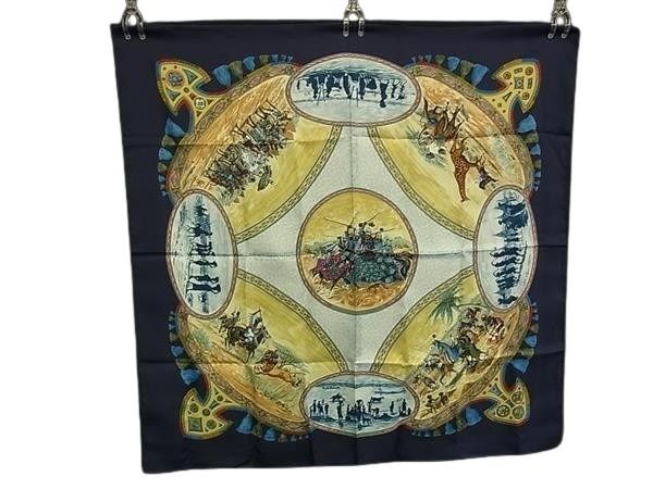 乐天商城 - HERMES エルメス スカーフ カレ90 ネイビー系×マルチカラー シルク100% レディース CAVALIERS PEULS プール族の騎手 大判 超美品【本物保証】【中古】