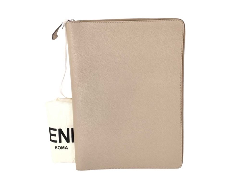 送料無料 FENDI フェンディ - クラッチバッグ 7N0167 ギフト ファッション アウトレット価格級 セール sale フォーマル ファスナー式 ビジネス カードポケット 通勤 セカンドバッグ 上品 商品番号： 2625063007298 ブランド： FENDI フェンディ アイテム： クラッチバッグ モデル・ライン： - 生産国： イタリア 型番： 7N0167 シリアル： - 対象： レディース 状態ランク： 総合：中古SAランク 外側：中古SAランク（押し跡） 内側：中古SAランク（シワ） 仕様： ・開閉式： ファスナー 　・外側： - 　・内側： カードポケット×1 ポケット×1 サイズ： ・[縦]約25cm 　・[横]約34cm 　・[マチ]約3cm※素人実寸ですので誤差はご了承ください。 素材： レザー カラー： ベージュ※ご覧頂くパソコン・モニターにより、色合いが違って見える事があります。 付属品： 保存袋※画像に載っているものが全てとなります。 備考： フェンディの上質なレザーで作られたクラッチバッグ。ベージュの色合いが上品で、様々なシーンで活躍します。必要なものをスマートに持ち運べる、洗練されたデザインです。 商品状態ランクの説明 新品 新品未使用の商品 未使用展示品 展示などでわずかな傷や経年変化がみられるお品 中古Sランク ほぼ使用感のない、超美品のリサイクル品 中古SAランク Sランクに近いAランクより綺麗なリサイクル品 中古Aランク 多少の使用感はありますが、状態の良いリサイクル品 中古ABランク Aランクより多少の使用感があるリサイクル品 中古Bランク 使用感や傷があるリサイクル品 中古BCランク Bランクより多少の使用感があるリサイクル品 中古Cランク かなりの使用感があり、傷や劣化が目立つリサイクル品 中古ジャンク 商品ごとに、商品ランク説明で詳しく説明しています送料無料 FENDI フェンディ - クラッチバッグ 7N0167 ◆商品番号： 2625063007298 ◆ブランド： FENDI フェンディ ◆アイテム： クラッチバッグ ◆モデル・ライン： - ◆生産国： イタリア ◆型番： 7N0167 ◆対象： レディース ◆状態ランク： 総合：中古SAランク 外側：中古SAランク（押し跡） 内側：中古SAランク（シワ） ◆仕様： ・開閉式： ファスナー 　・外側： - 　・内側： カードポケット×1 ポケット×1 ◆サイズ： ・[縦]約25cm 　・[横]約34cm 　・[マチ]約3cm ※素人実寸ですので誤差はご了承ください。 ◆素材： レザー ◆カラー： ベージュ ※ご覧頂くパソコン・モニターにより、色合いが違って見える事があります。 ◆付属品： 保存袋 ※画像に載っているものが全てとなります。 ◆備考： フェンディの上質なレザーで作られたクラッチバッグ。ベージュの色合いが上品で、様々なシーンで活躍します。必要なものをスマートに持ち運べる、洗練されたデザインです。