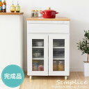 ホワイト×ナチュラルの見た目が可愛らしいキッチン収納シリーズ『Semplice（センプリチェ）』。幅60cmとコンパクトなサイズながら、電子レンジも置ける大容量収納が魅力です。 天板上にはタイルが敷かれており、熱いお鍋やトースターを置くことができとても便利。ガラスが美しい開き扉の中には可動棚を設けており、お好みに合わせて自由に収納できます。キャスター付きでお掃除の時の移動も楽々。 収納力・インテリア性がより充実する同シリーズ2種もご用意しております。 商品名キッチンキャビネット　Semplice（センプリチェ） サイズ幅60.2×奥行42.5×高さ85cm 材質合成樹脂化粧繊維板(塩化ビニル）、 プリント紙化粧繊維板、タイル、格子ガラス 耐荷重天板：20kg、引き出し：3kg、可動棚：6kg 備考完成品、コンセント付き、天板タイル耐熱温度：120度 ※ご注文後、商品を組み立てて出荷となりますので、お届けまで4日〜1週間程度の日数が発生いたします。予めご了承ください。ホワイト×ナチュラルの見た目が可愛らしいキッチン収納シリーズ『Semplice（センプリチェ）』。幅60cmとコンパクトなサイズながら、大容量の収納が魅力です。 天板上にはタイルが敷かれており、熱いお鍋やトースターを置くことができとても便利。 ガラスが美しい開き扉の中には可動棚を設けており、お好みに合わせて自由に収納できます。キャスター付きでお掃除の時の移動も楽々。 収納力・インテリア性がより充実する同シリーズ2種もご用意しております。 商品名キッチンキャビネット　Semplice（センプリチェ） サイズ幅60.2×奥行42.5×高さ85cm 材質合成樹脂化粧繊維板(塩化ビニル）、プリント紙化粧繊維板、タイル、格子ガラス 耐荷重天板：20kg、引き出し：3kg、可動棚：6kg 備考完成品、コンセント付き、天板タイル耐熱温度：120度 ※ご注文後、商品を組み立てて出荷となりますので、お届けまで4日〜1週間程度の日数が発生いたします。予めご了承ください。