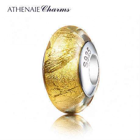 商品名：ATHENAIE パンドラ適合 ビーズチャーム シルバー925 ムラーノガラス Murano 925Silver Charm Bead Fit Pandora ゴールドフォイル 金箔※お届けまでに、通常2-3週間程お時間を頂戴しております。配送会社の都合により、1ヵ月程度要する可能性もございます。ヨーロピアンビーズのチャーム単品での販売です。ブランド名：ATHENAIE外径：約15mm内径：4.6mm幅：約6.5mm材質：ガラス（イタリア製ムラーノガラス）、シルバー合金（Silver925プラチナコーテイング）互換性：PANDORA トロールビーズ など、ヨーロッパスタイルのブレスレット＆ネックレスに適合します。包装：ショッピングバッグ、ジュエリーボックス、シルバー研磨布●ヨーロピアンビーズとはヨーロッパで大人気のシルバービーズチャーム。ガラスや天然石でできたビーズには、1つ1つにおまじないや願いが込められています。シルバーのスネークチェーンや革製のコードに通してブレスレットにしたり、ネックレスに通したりして楽しむ方が多いようです。日本ではPANDORA（パンドラ）とトロールビーズの2つのブランドが有名ですが、海外では様々なブランドから発売されており、富裕層の間で話題のアイテムです。ビーズの組み合わせは無限大。自分の好きなパーツを組み合わせ、オンリーワンなデザインをクリエイト。好きなモチーフや色を組み合わせて、自分だけのブレスレットやネックレスをおつくりいただけます。記念日や人生の節目に少しずつビーズを集めるのも素敵ですね。●ヨーロッパで人気のブランド「ATHENAIE」。こちらのビーズは、PANDORAやトロールビーズといった有名ブランドの製品に適合し、互換性のあるサイズです。高品質な素材と丁寧なつくりだから、見劣りせず、追加ビーズとしてお使いいただけます。ギフトボックス入りですので、プレゼントにも最適です。