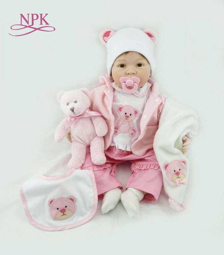 商品名：NPK ラブリーガール姫 赤ちゃんベビードール 22 ''抱き人形 Reborns 子供の誕生日ギフト※お届けまでに、通常2-3週間程お時間を頂戴しております。配送会社の都合により、1ヵ月程度要する可能性もございます。この赤ちゃんは 100% 手作りハンドペイントで工芸寸法:約 22 インチ/55 センチ、本物のベビーサイズ(手で測定、サイズ 2-3 センチ誤差あり)ヘッド: ヘッドシミュレーション本物のベビーサイズ、非常にかわいい髪: 髪は根ざし本物の赤ちゃんのように頭の上に髪、モヘア、手作り 1 を植込み型、高忠実度、ウォッシャブル利用可能な櫛：することができる任意の形状、洗浄することができるボディ材質: 頭と 3/4 手足がシリコーン材料、本体は綿ボディ非常にソフト、非常に快適布: として画像が表示され、あなたが美しい布爪: 完全に手描き爪、爪床の発赤と半透明爪さらにいくつかの爪生活乳白色のハーフムーン形状品質保証:私たちの人形は出生証明書付属品質も達成 EN71 (安全ソフト) EU 基準