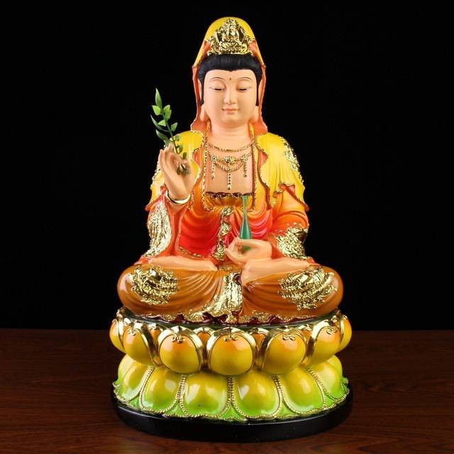 商品名：C2380 観音菩薩坐像 色彩 観世音菩薩 仏像 仏教 30cm※お届けまでに、通常2-3週間程お時間を頂戴しております。配送会社の都合により、1ヵ月程度要する可能性もございます。『観音菩薩坐像 色彩』サイズ…約30cm×18cm×16cm材質…レジン優しい御顔をされた観音菩薩坐像です。