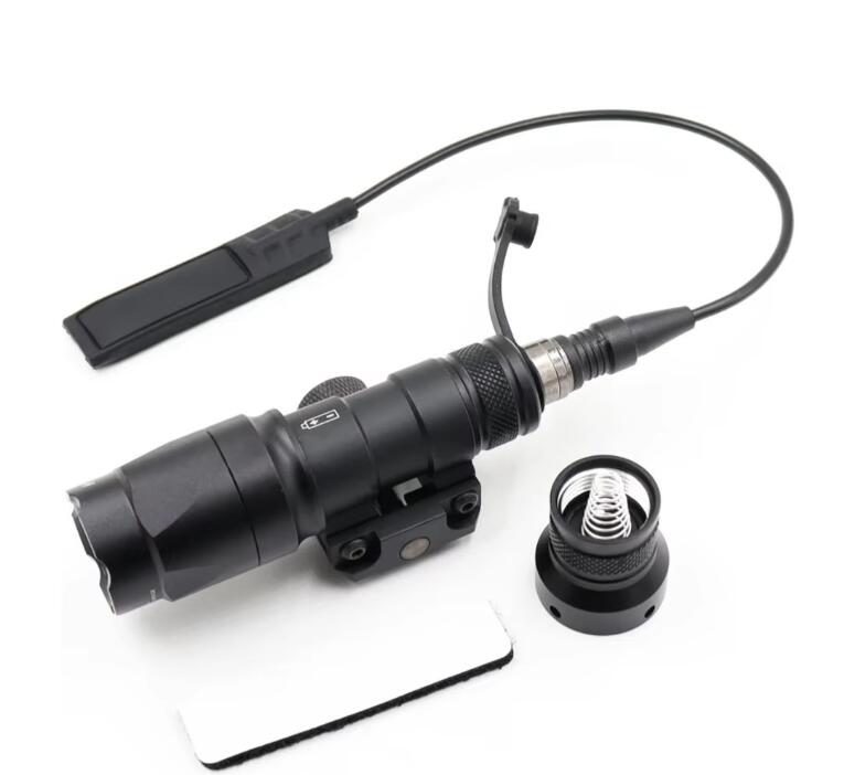 商品名：M300A M600C タクティカル LED フラッシュライト 20mm ピカティニーレール対応 ウェポンライト ハンティング アウトドア用※商品のお届けに通常2-3週間ほど掛かります。M300A タクティカル LED フラッシュライト 20mm Picatinny Rail（ピカティニーレール）に対応したLEDフラッシュライトです。 アウトドア、ハンティングなどの用途に適したウェポンライトアクセサリーです。 【商品仕様】 モデル：M300A カラー：ブラック / DE 素材：アルミニウム合金 光源：LED電球 防水：対応 ズーム機能：なし 焦点距離：調整不可 照射距離：約100～200m ルーメン：M300A 510LM / M600C 600LM 出力：20W 使用時間：約60分 【対応レール】 20mm Picatinny Rail対応 【バッテリーについて】 ※電池は付属していません。 M300A： CR123A電池 1本 または 16340電池 1本 （ライトヘッド側から電池を取り付けます） 【機能】 モーメンタリープレッシャースイッチ STROBE（ストロボ）モード搭載 【注意事項】 電池は付属しておりません。 ご使用前に対応する電池をご用意ください。