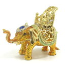 ラインストーン装飾の象の置物、金象の置物です。 象は、賢く、知恵、忍耐、忠誠などを象徴する、縁起の良い動物とも言われ、あらゆる幸運を呼んでくれるといわれています。 昔から象（ゾウ）は神聖な動物であり、豊穣の象徴と考えられています。 象を所有することは、高位の証であり、仏教では象は、縁起の良い動物だといわれ、仏陀の逸話で語られたり、仏画の曼荼羅の中心にも描かれるほどの動物です。 また、風水では象は、「安定」や「信頼」の象徴とされており、人間関係のトラブルや、物事がうまく行かない時に、力を貸してくれるといわれています。他にも象は子孫繁栄のシンボルとも言われており、愛情運や子宝によいといわれています。 【大きさ】長さ 約9cm×高さ 約7.5cm 【材　質】合金にラインストーン装飾 ※画像環境や撮影条件により、実物と写真では、色やイメージ・印象に違いが見られます。予めご了承下さい。※輸入品のため新品ですが、汚れ、傷、変色などが見られます。また、ラインストーンは左右対象に付いていない場合がございます。予めご了承下さい。 ◆象の置き方◆∞象は玄関や部屋の入口付近に置いてください。象は外から開運、幸運を引き寄せる活躍をするといわれています。∞風水では、象は子孫繁栄のシンボルとも言われており、愛情運や子宝に恵まれたい方は寝室においても良いといわれています。∞背中が開くタイプの象の置物は小さなアクセサリーを入れたり、願い事を書いた紙等を挟んでおくと運を引き寄せてくれるといわれています。　