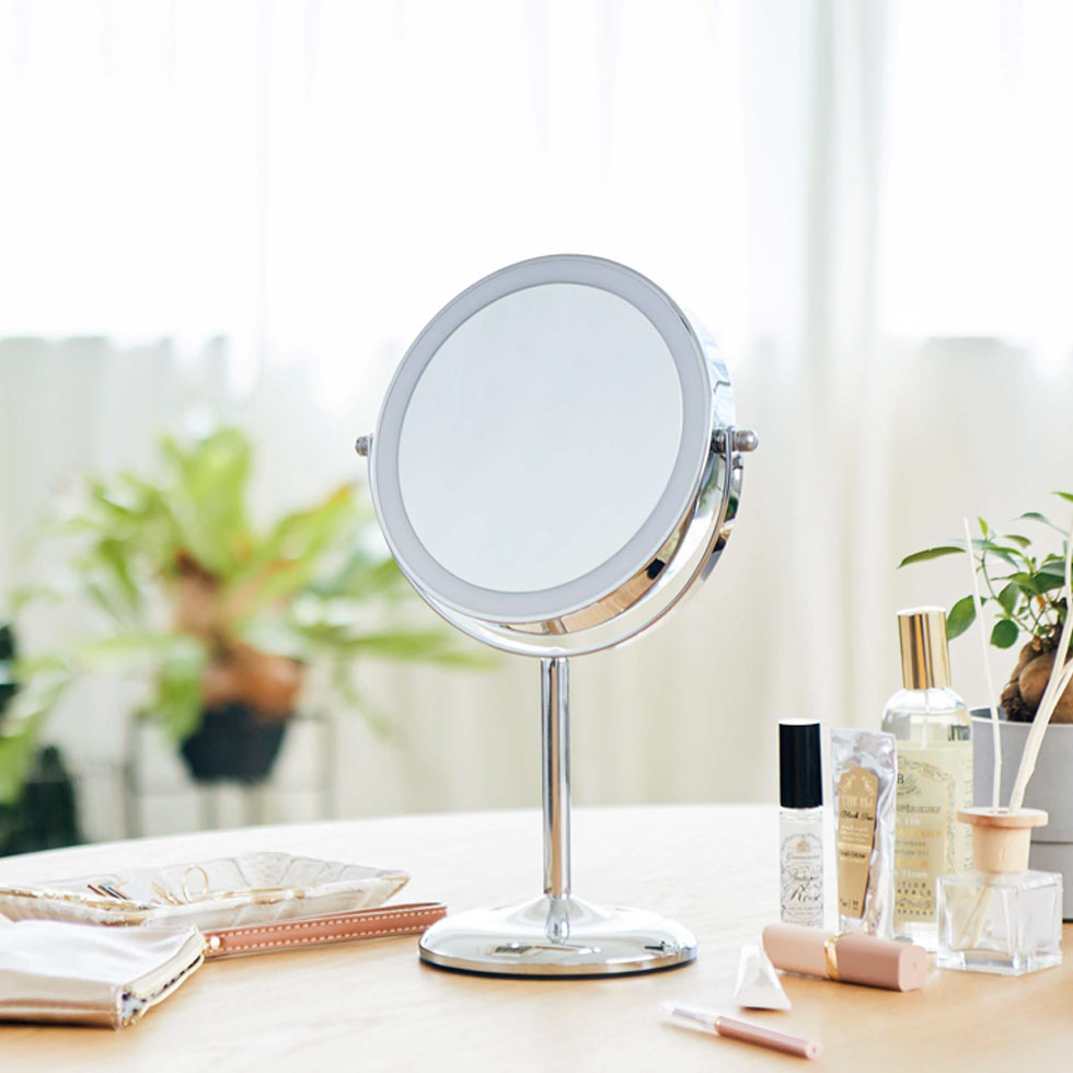 コイズミ 拡大鏡 LEDミラー (KBE-3270/S) KBE-3270 | 丸型 Φ145mm 径14.5cm 5倍 等倍 鏡 コードレス 充電式 ライト付 シルバー LEDメイク 卓上ミラー 化粧 人気 おすすめ おしゃれ かわいい 女優ミラー プレゼント 化粧鏡 老眼 KOIZUMI 小泉成器